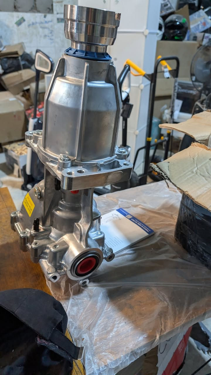 دفرنشل خلفي فورد أصلي (Explorer - Edge - Flex) - نظيف ومكفول
السلام عليكم شباب،
متوفر دفرنشل خلفي (اكسل/بطيخة) أصلي، يرهَم على سيارات فورد التالية:
 * فورد اكسبلورر (Explorer): موديلات من 2013 إلى 2019
 * فورد إيدج (Edge): موديلات من 2013 إلى 2019
 * فورد فليكس (Flex): موديلات من 2013 إلى 2019
المواصفات:
✅ يرهَم على محركات 3.5L.
✅ نظام دفع رباعي (AWD / 4WD).
✅ رقم القطعة: CV6W-4B025-DF (تطابق 100%).


**إذا كنت صاحب هذا الإعلان وتريد حذفه لأي سبب، رجاءا أرسل رسالة إلى الدعم الفني**