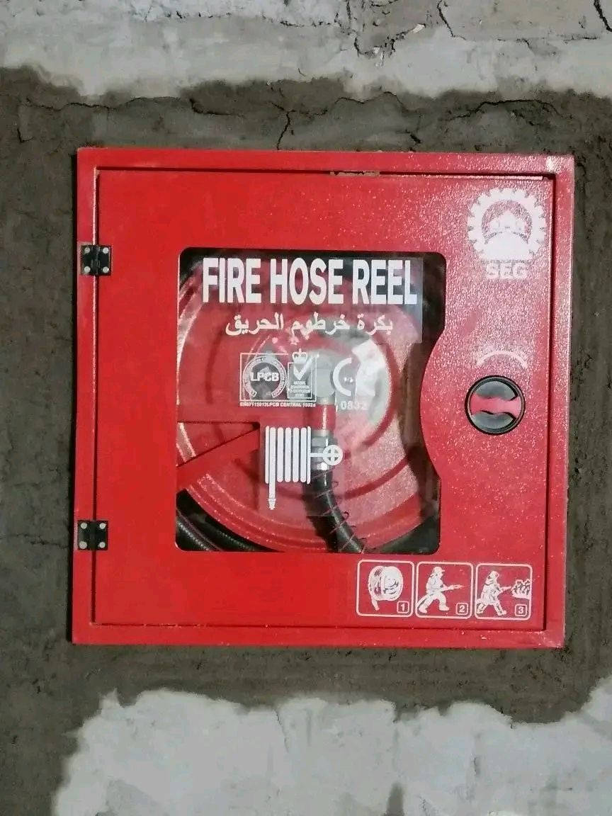 السلام عليكم .  
بناء تندر 
يكون العمل كالتالي . 
1) تنضيف الارض ثم فرش طبقه من الجلمود
2) فرش طبقه من السبيس ثم حدلها ثم فرش طبقه ثانيه وحدلها ( الحدل مرحلتين )
3) رش المبيدات لمعالجة الارضه
4) فرش طبقه من النايلون السميك
5) صب رباط شريطي
6) عمل بتلو مع لبخ مع كير
7) تاسيس مجاري نوع الماني ( راك ثيرم )
8)صب الارضيه صبت نضافه
9) البناء طابوق جمهوري درجه اولى
10) كهرباء بوري ( الذهبي الاردني او الفنار السعودي )
11) صب السقف مع عمل جسور ( نوع الشيش ff ) ويكون الصب مركزي 
12) تاسيس ماء كوي  ( بوري الماني )
13) ارضيه بورسلين
14) جدار سيراميك
15) لبخ اسمنت وجص وبورك
16) ابواب حمامات pvc
17) ابواب غرف خشب 
18) شبابيك pvc  او حديد
19) سقف ثانوي للحمامات
20) درج بورسلين مع اناره مع محجر المنيوم 
21) الواجهه لبخ مع عمل كوبلنات مع صبغ
22) السطح شتايكر ( 80×80 ) مع المواد العازله 
يكون العمل حسب المتر ( الذرعه )
يتم التسليم خلال ( 4 اشهر )
يكون المبلغ على شكل دفعات 
الاضافات المطلوبه تضاف الى سعر المتر
لدينا ثلاث انواع من العمل :
1) عمل درجه اولى
2) عمل درجه ثانيه ( تندر )
3) عمل درجه ثالثه 
للاستفسار مراسلة الصفحه او الاتصال على الرقم
( *********** ) واتساب وتليكرام
