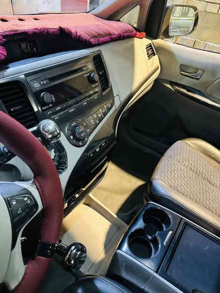 السلام عليكم 
للبيع تويوتا سينا 2014 v6 
7 راكب سياحي vip
سيارة خير من الله كير محرك تبريد صدر بشرطط 
سيارة حلوة وكاعده وبالخير علياخذها 
السيارة صبغ عام  اثر حادث وبيها معجون  
اعيد واكرر السياره صبغ عام
بدون دواخل بدون شاصي بدون لغد 
ترايها يخبل 
تشغل وتطلع وين ماتريد تروح 

مواصفات LE: يعني فول 1/1 لمتيد
سيارة رقم بغدادد
تحويل ثاني يوم 
السيارة يحتاجلها بعض الترتيبات البسيطه 
..................................
السعرر (117$) وبيها مجال للشراي ( خواتها 160وفوك )
بالعافية عالياخذهه
وماكو بهيج سعرر ابد ❗️❗️
بغداد شارع فلسطين ***********
