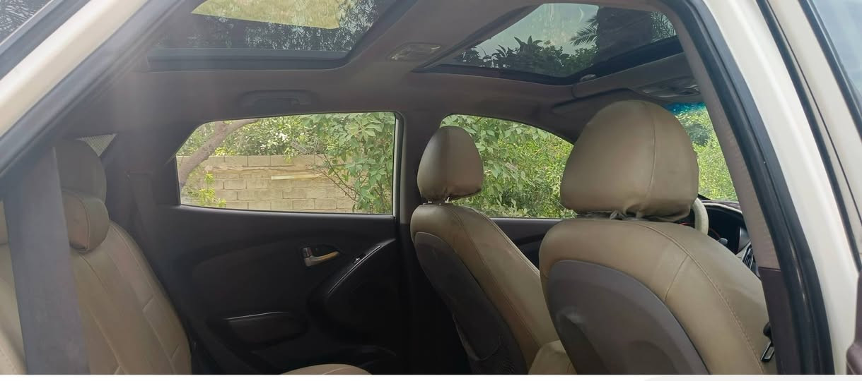 ‏🚗 للبيع
‏السيارة: هيونداي توسان 2011
‏نوع الوقود: بنزين
‏ناقل الحركة: أوتوماتيك
‏رقم بغداد دولي 
‏اللون: (أبيض غير محدد )
‏المسافة المقطوعة: ( 136 ألف KM ) قابل للزيادة
‏حالة السيارة:  جيدة جداً  ، خالية من الأعطال  ، صيانة منتظمة. ( محرك مفتوح) 
‏
‏المميزات:
‏✅ صرفية وقود ممتازة 
‏✅ السنوية باسمي تنتهي 2031 
‏✅ السيارة فول بانوراما (فتحة سقف) عدى البصمة 
‏✅ اشاير بل مري 
‏ ✅ مكيف ممتاز قطعة واحدة
‏✅ زجاج كهربائي
‏✅ سنتر لوك
‏✅ وسائد هوائية
‏✅ إطارات بحالة جيدة
‏✅ بصمة فتح تشغيل سويج 
‏✅ بلكات ( شمعات) أصلية NGK 
‏✅ سحب السيارة بحالة ممتازة 
✅ ادامة كاملة حساسات ومجاول وبلكات 

‏
‏السعر: ( 127$) بيها مجال بسيط 
‏
للتواصل 
  ***********
