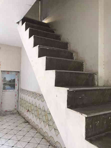 السلام عليكم 
دار زراعي مساحه 50م شارع بعرض 15م. اساس و سقف كونكريت عالي عن الشارع نضيف جداً كهرباء ماء سيراميك كامل البيت من كلشي. 
العنوان شارع المطحنه مقابيل قرية الغدير السعر 20 مليون ***********
