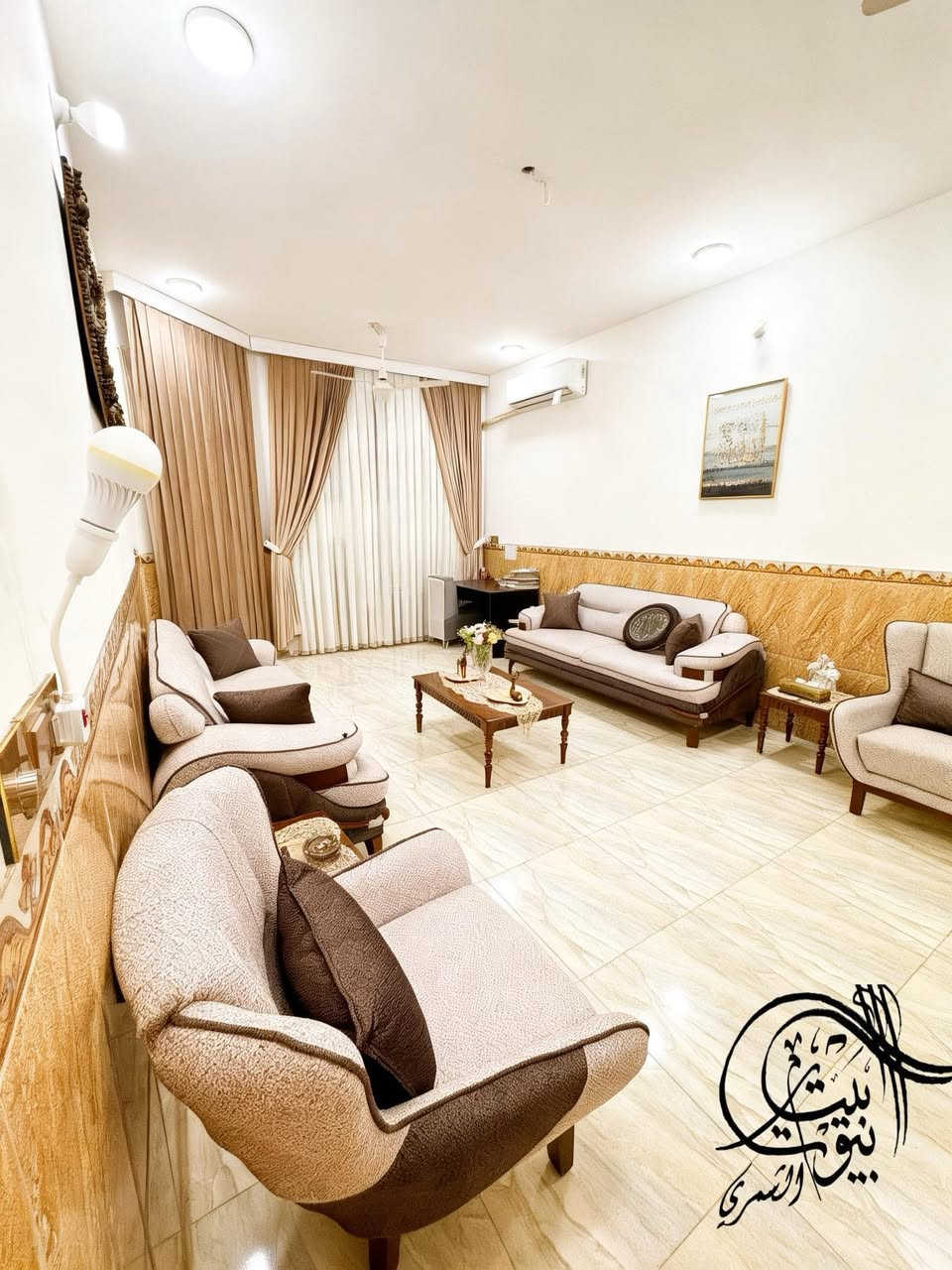 ⸻

🏡 للبيع بيت طابق واحد – بناء جديد
📐 المساحة: 200 متر ركن 

✨ المواصفات:
🚗 كراج سيارة + 🌳 حديقة
🛋️ استقبال مريح
🍽️ مطبخ
🚪 كليدور
🛏️ غرفتين نوم
🌤️ مناور عدد 2
🚿 مجمع صحيات داخلي + خارجي

🔌 الخدمات متوفرة بالكامل:
ماء 💧 | كهرباء ⚡ | مجاري 🚰 | تبليط ✔️

📍 الموقع: خلف مول أهل الخير (سابقاً) – نادر
📄 النوع: طابو زراعي

📞 للمعلومات:
مكتب الشمري – مقابل سكلة صدام مباشرة
📱 علي عذاب: ***********
