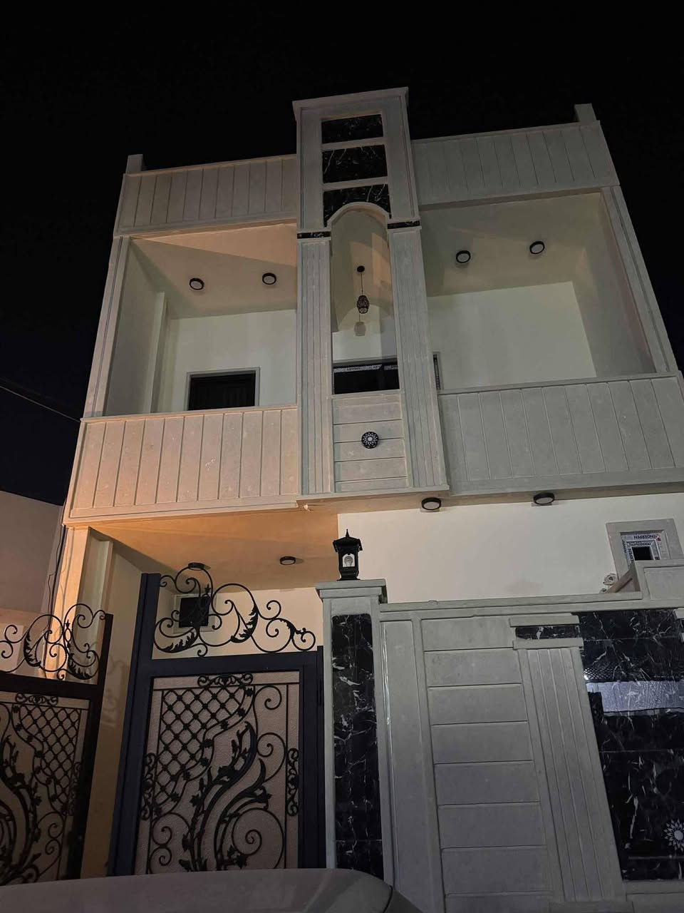 دار للبيع  طابقين في مشيرفة الثانية ظهر شارع ٣٠ الأول..
المساحة 150 م
 يتكون الطابق الأرضي من غرفتين نوم واستقبال ومطبخ وهول داخلي ومشتملات .. الطابق الأول ٣غرف نوم ومشتملات ... 
الدار سقوف ثانوية وسيراميك .. وبورسلين ..الدار بناء حديث الاتصال على الارقام التالية 
***********
***********
ابو اوس الحيالي 
مكتب الاوس
