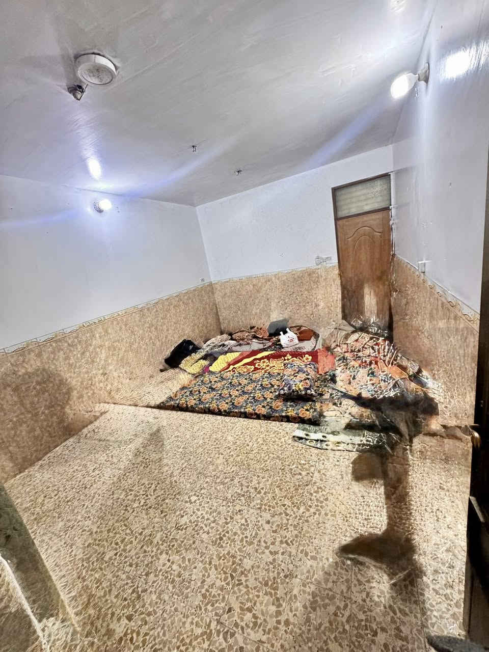 🔸 دار #للايجار طابق واحد✅
50متر بناء نضيف مرتب 🔑كامل مكمل

🔸الطابق ارضي معزول يحتوي عن كراج واستقبال كبيره
ومطبخ وصحيات فقط  
#والجدران الضاهري بالمطبخ راح يتغلف ديكور ثانوي 

🔸موقع ممتاز📍الشعب مقابيل مطعم حجي عادل
( شارع عريض )
 
🔸السعر الايجار : نهايته 250الف قفل رجاءا بلا احراج

🔸مع الدار #محتويات تبقى بالدار للستخدام وللستفاده  ماطور ماء +سخان + تانكي + واير سحب وجوزه كاملات مع واير انترنيت +محتويات وكهربائيات الدار 
#ملاحضه التاكد من قراء المنشور قبل لاتتصل وتتعنه  هل يناسبك او ميناسبك كافا التفاصيل مذكوره واضحه مع الصور تحياتي للجميع

معروض بمكتب ابو علي الدراجي للعقار 🏛️
الشعب-نهايت شارع الصحه-مقابيل كرزات ركن الصحه 
*********** 📞
*********** 📞 
 *********** 📞
