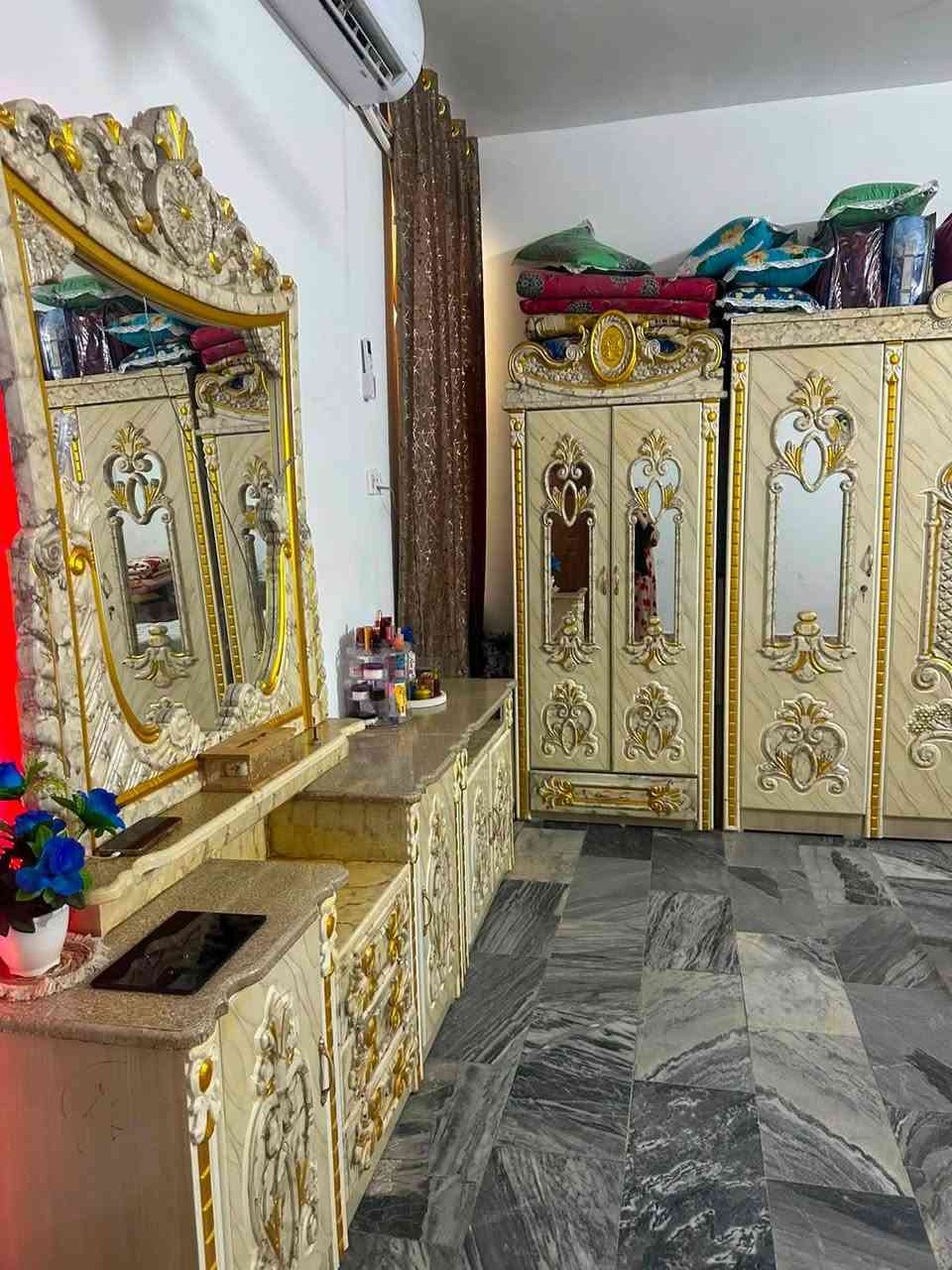 بيت بلسكان الصناعي حي الاسره النزله الاولى بالاخير 
بيت طابو صرف جاهز جميع النواحي 200متر بناء حديث
للبيع او المراوس السعر 152وبي مجال 
للاستفسار ***********
