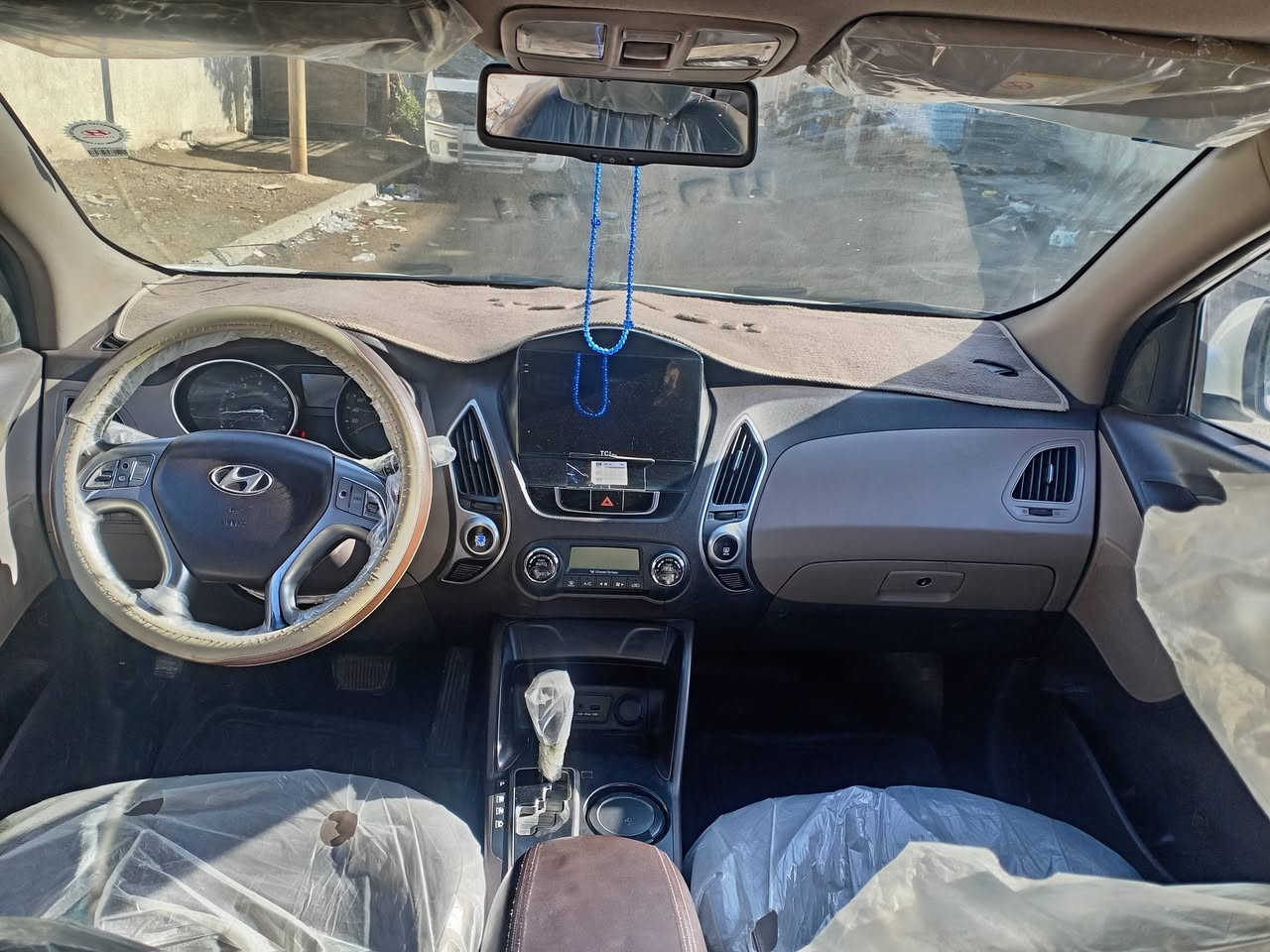 سلام عليكم
توسان 2011 ابيض
الحادث 
جاملغ مبدل اصليي.بدون دواخل
نص باب صبغ بدون دواخل
.......................
المواصفات 
خليجي 
محرك دوش
ماشيه 180
شاشه كبيره 
تحكم ستيرن جهتين
بصمه 
بنرامه فتحتين 
كشنات جلد 
كشنات كهربائي 
مري شفط 
مري اشاير 
لايت زنون اصلي
السعر 136 $$ وبيه مجال 🌹
........................ 
المكان بغداد الجديده.. نعيريه
........ 
الرقم الهاتف
***********
