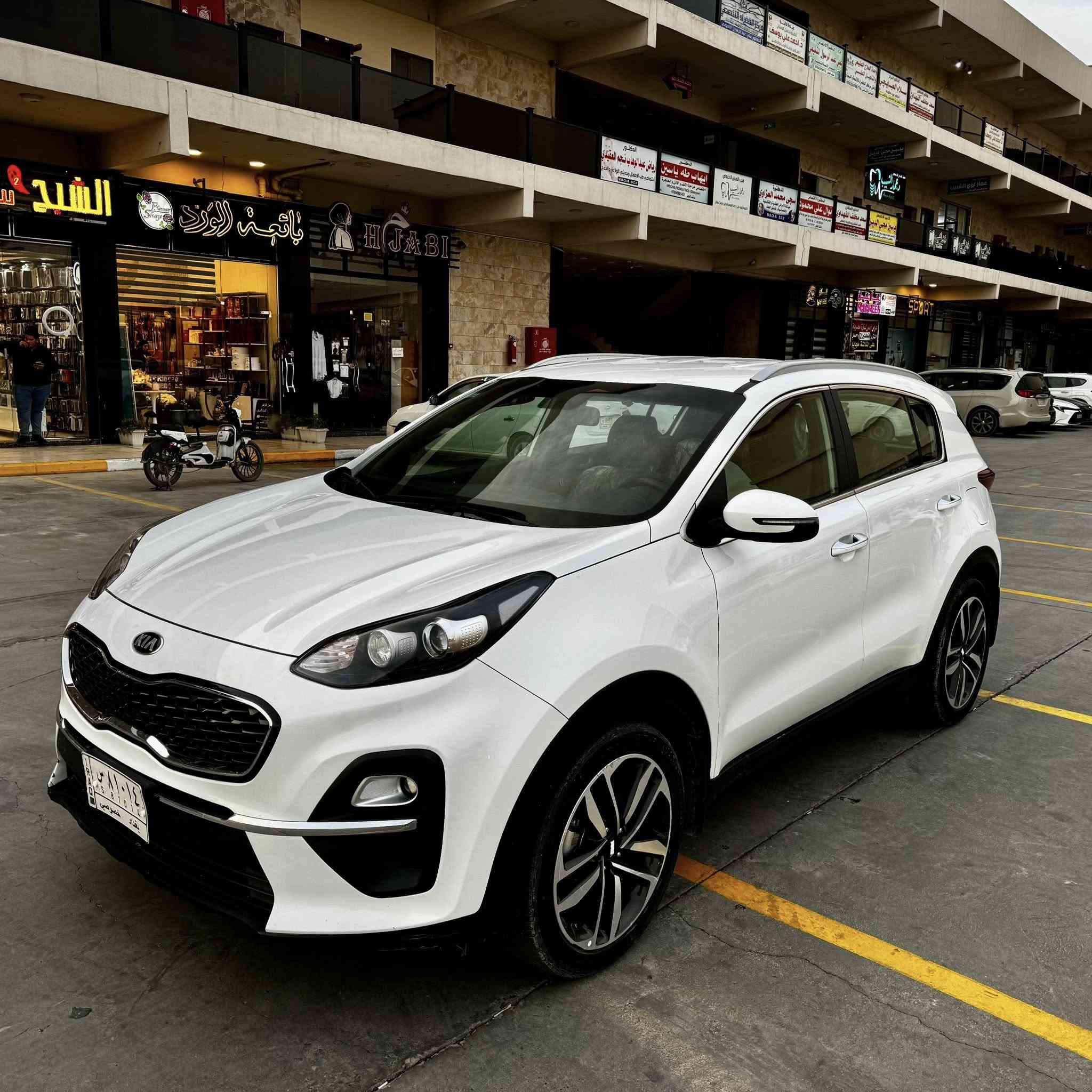 KIA SPORTAGE (ضمان الدولية العراقية)
الموديل :-2021
عداد المسافة :- 92000 كم استخدام شخص واحد من الوكالة
لوحات التسجيل :- بغداد خصوصي سنوية مجددة 2027
المواصفات :- 
1- اريل نفكيتر وشاشة اصلية وكامرا
2- المواصفات الاساسية المعروفة
السعر :-20.000$ وبيه مجال جدا جدا بسيط
العنوان :- الكرخ / حي الخضراء
للإستفسار :- ***********
ملاحظة :- السيارة مشتغله حمام وبولش وادامة فلاتر ودهون كلة جديد
