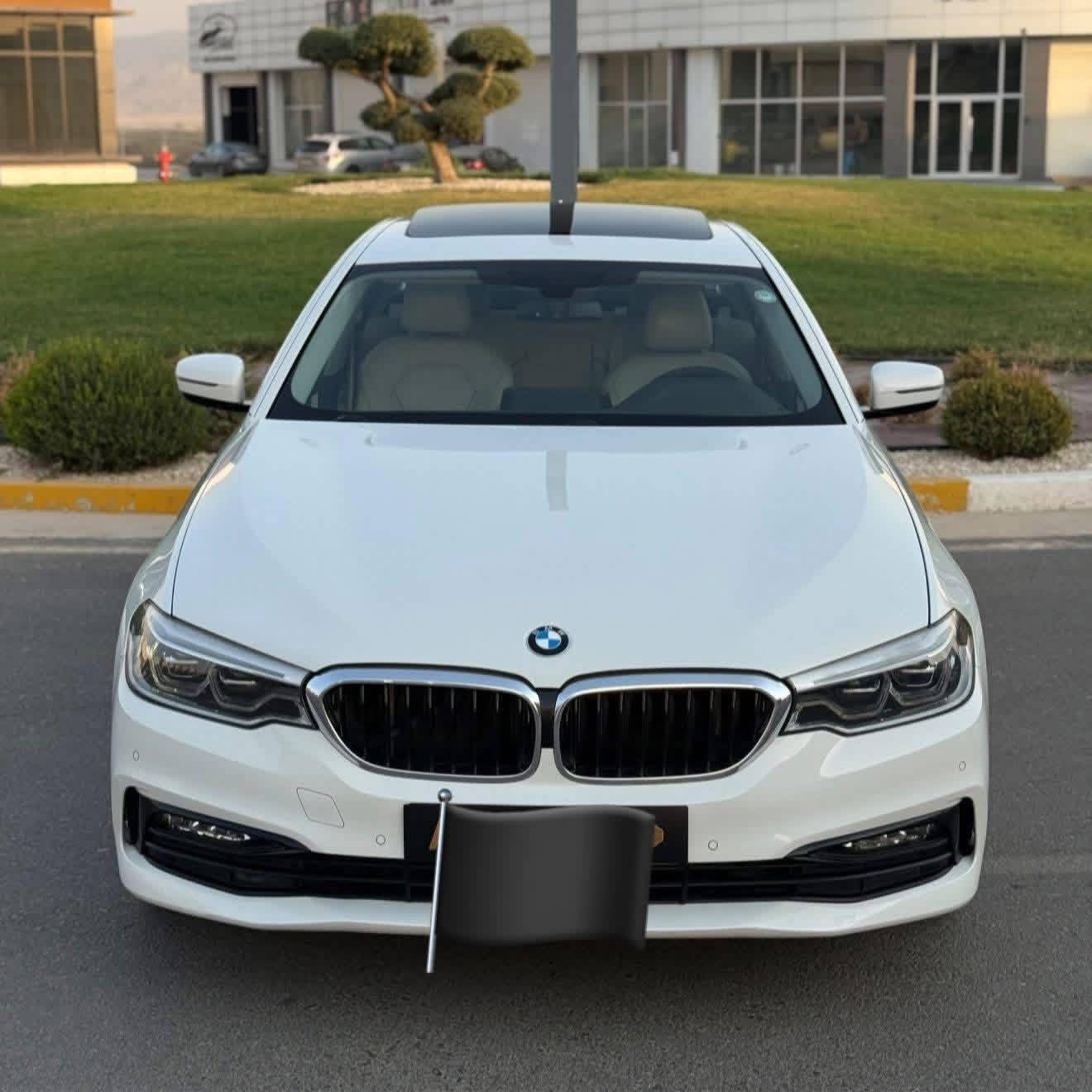 سلام عليكم 
ماشاءالله اول شيء 
للبيع فقط اخوان 
BMW 530i خليجي شركة العروش 
(SPORT LINE) 
موديل :٢٠١٨ 
مكينة (twin turbo) ٤ سلندر اقتصادية اعتمادية و صاروخ بنفس الوقت 
مواصفات السيارة : سبورت لاين 
لايتات BMW ADAPTIVE متحرك 
حساسات امامي و خلفي و جانبي 
مع خاصية ركن ذاتي AUTO PARK 
3 مود القيدة 
ECO 
COMFURT 
SPORT 
كاميرة خلفية  
شاشة وسطية كبيرة مع كيج دجتال 
مناخين للتبريد 
٥ بردات 
بعد مواصفات هواية السيارة ما بيها عيب سوينا سيرفس زهن الكير مبدل دهن المكينة ماشية ١٢٧ الف كيلومتر حقيقي 
فقط بيها كد شبر و نص كارت بالجاملغ خلفي 
سعر سيارة ٢٧٥ ورقة و بيها مجال شوية 
 ◦ 0772 282 8928
