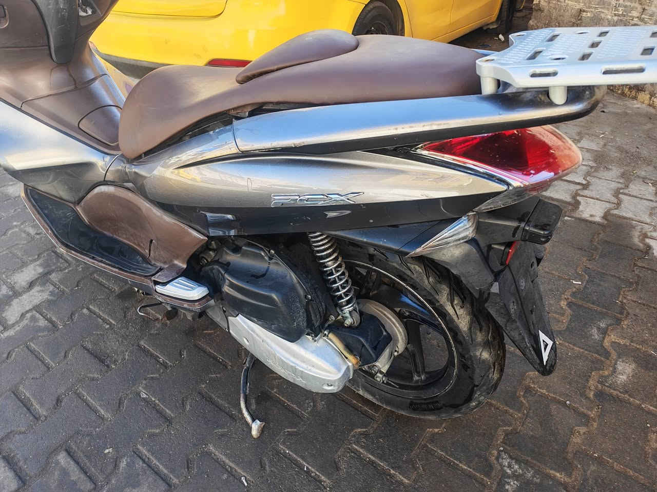 سلام عليكم دراجه بي سي إكس لون مميز جيل أول ياباني مكينه ما مفتوحه وناعمة وجيب وياك ألف فيتر وبين شغله بسيطه للسفسار رقم تلفون *********** أبو حسين
