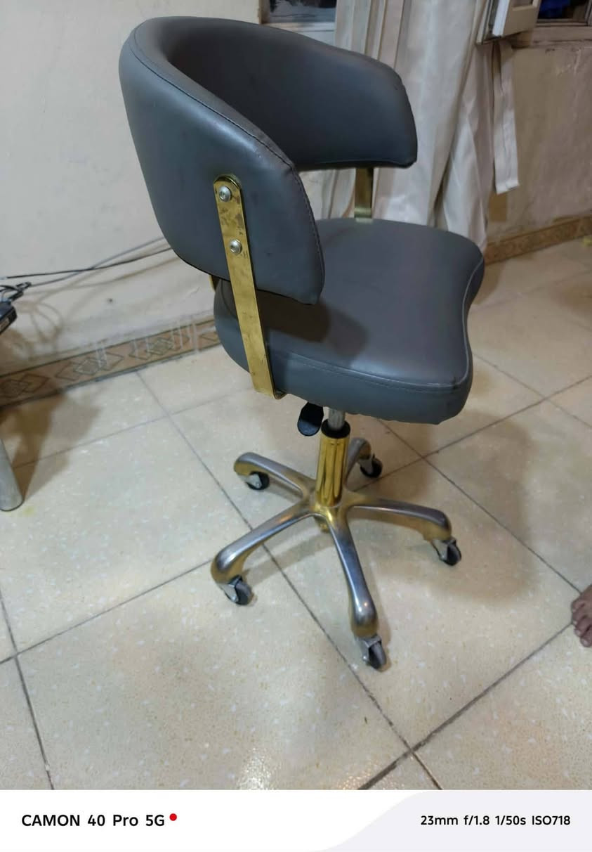ميز مال فلافل  تسكام جام 150 
طبلات ب35
طباخ جديد مستخدم قليل ب45
الميز ب125 وبي مجال
والكراسي الجبير ب65 كلش جديدوالابيض ب40 وهم بي مجال بسيط
غرفه اخشاب نظيفه ومصبوغه السعر 450


**إذا كنت صاحب هذا الإعلان وتريد حذفه لأي سبب، رجاءا أرسل رسالة إلى الدعم الفني**