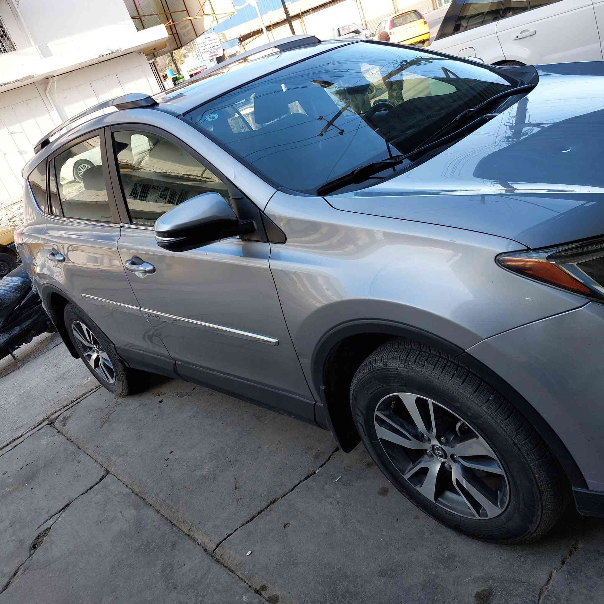 اسلام عليكم تيوته راف فور موديل ١٧ السياره ماشيه ٨٠ الف كيلو مو مايل كير مكينه تبريد تدفئه كله جديد حادثه قبق الجنطه وبيه صبغ بابين وجاملغ رقم بغداد سنويه جديده السعر ١٦٥ورقه وبيه مجال *********** مكاني الدوره حي الصحه بغداد
