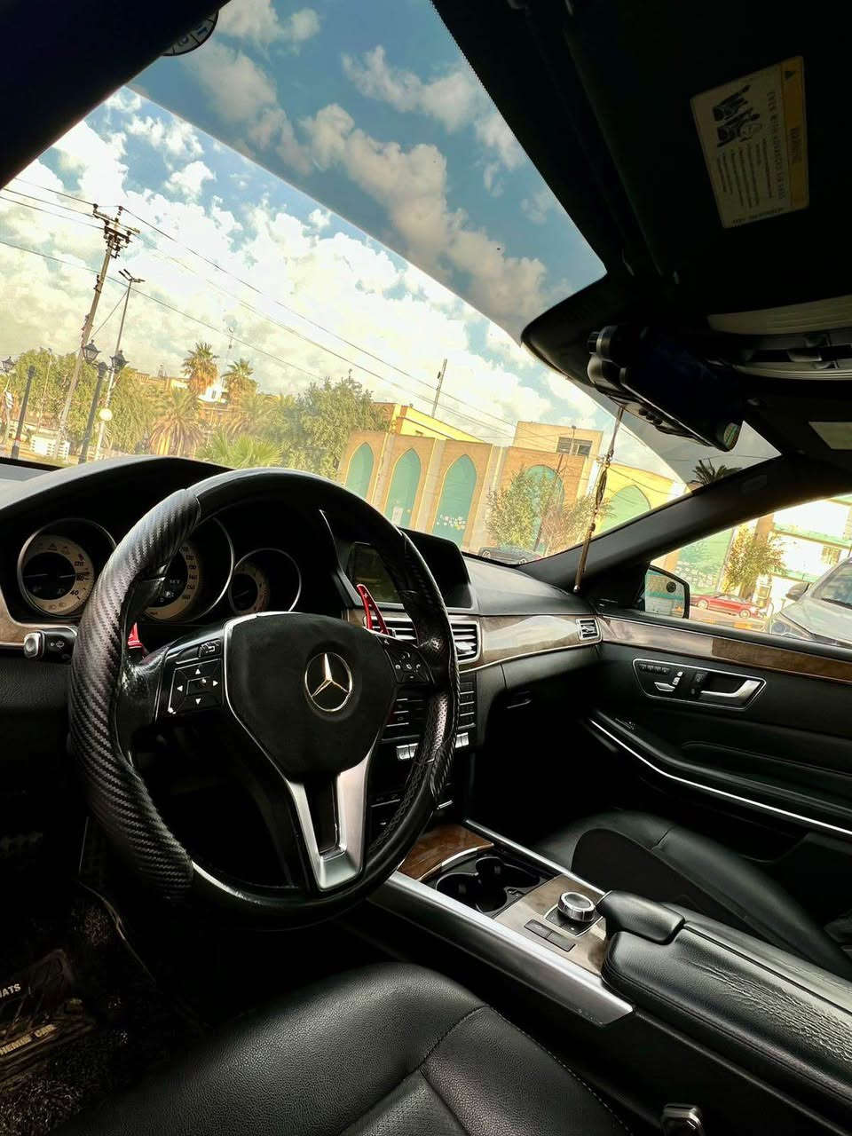 السلام عليكم 
مارسيدس E350 موديل 2016 
رقمها اربيل السيارة باسمي  السنوية لل2028 والهزة لشهر ال11
المحرك 3.5 (6) سلندر محرك CGE التقنيه الحديثه المرغوب. 
السيارة تو ويل 
 مواصفات الE class 
معروفة
شادلها داش كام اصلية من شركة فلبس 
فتحتة سقف
حساس أمامي خلفي 
كامره خلفيه
تبريد مناخي وتبريد قطعتين  
برده خلفيه
كشنات جلد وتدفئه وخزن ميموري انظمة قيادة 
كراسي كهرباء 
صندوك كهرباء
ستيرن كهرباء
تحكم ستيرن 
مثبت سرعة -ورادار- اوتو ستوب 
شفتات ستيرن 
شاشة شاشة اعطال وفول تحكمات 
اشاير بالمري لايتات زينون بك لايت لد
4 ابواب بصمه
وبعد بيها هواي مواصفات 
صورة الحادث الباب خلف السايق والجاملغ الخلفي بدون ايرباك  طاك والبجم كبس 

سعر السيارة18,000
وبيها مجال 
السيارة موجود بالاعظمية او بالدورة 
للاستفسار الاتصال بالرقم 
*********** بغداد, العراق
