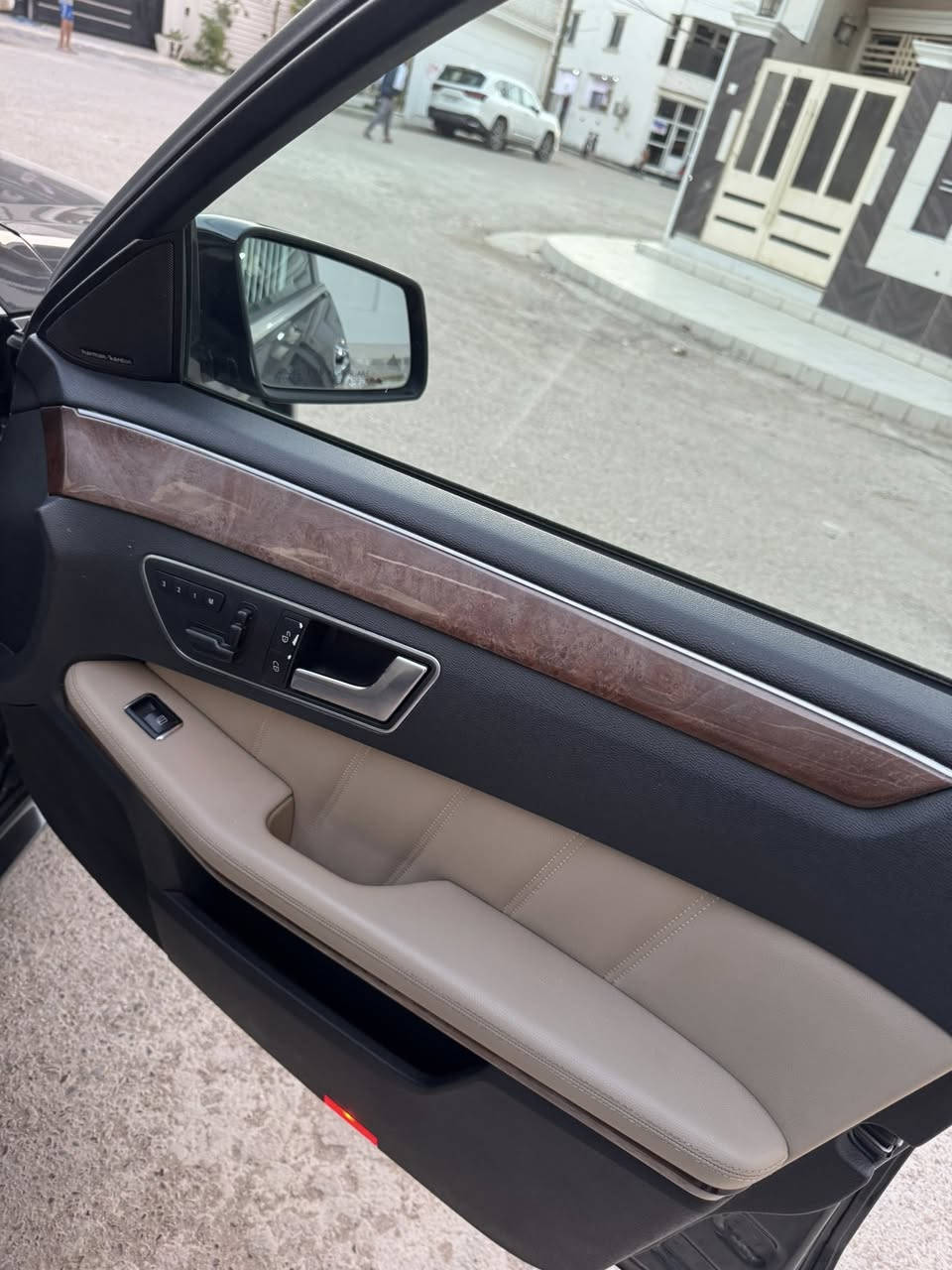 مارسدس E350 موديل 2013 
رقم بغداد مميز 
فول مواصفات سلايد فتحة تو ويل 
حادث بنيد وبدل نفس الون 
ماشية 150 
سيارة حيل نظيفة كلشي عل بلاد جديد 
سنوية هزة كلشي جديد
باسمي السنوية
سيارة مابيـها دينار مصرف كامل من كل نواحي
السعر 185 وبيها مجال 
مكاني بغداد الدورة
رقم ***********
