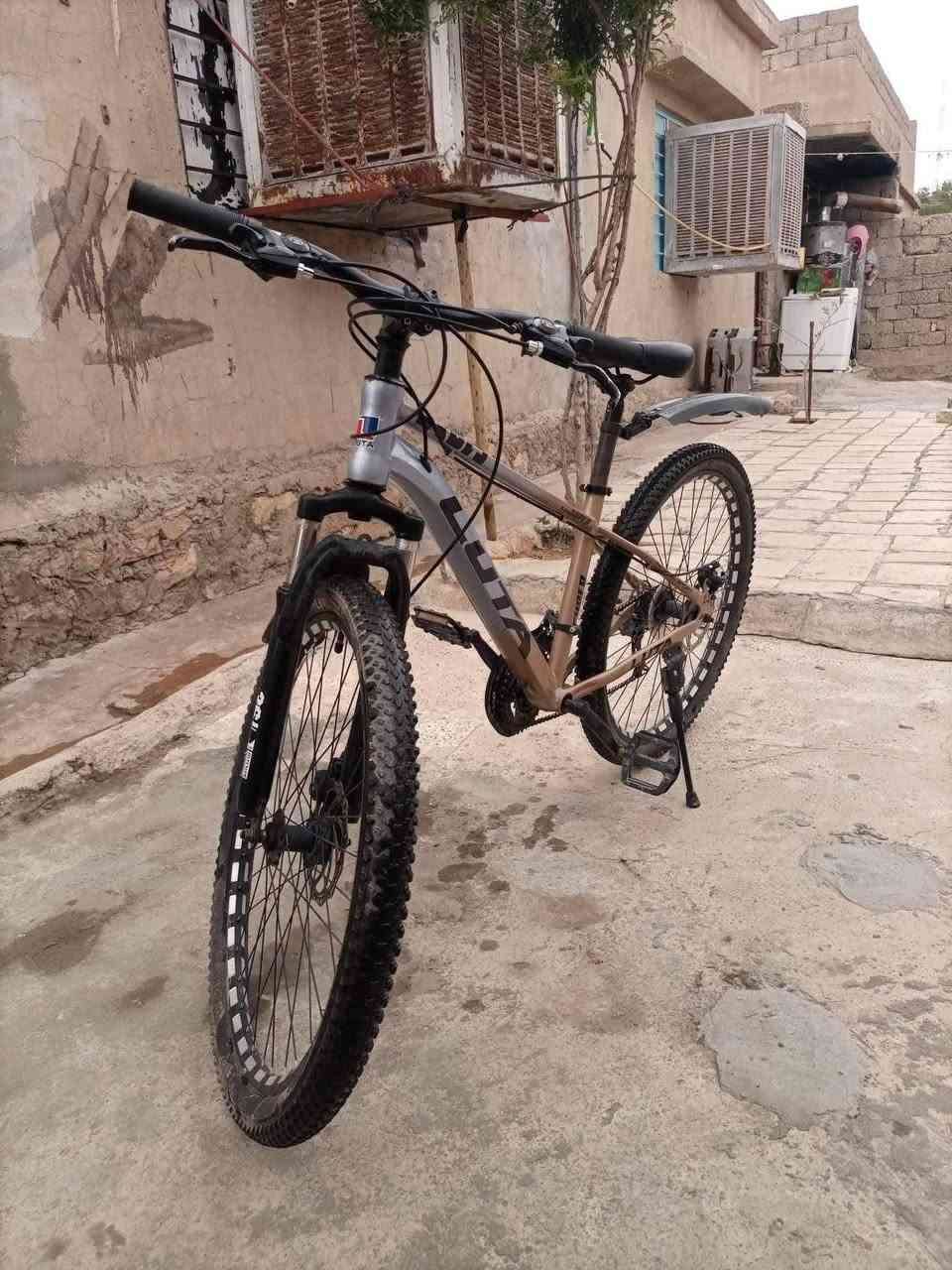 لي البيع والمراوس بلي تو سلم ياباني اصلي مهكر الكارتونه ماكو كامل الملحقات يدات عدد اتنين جديدين وا بايسكل جبلي لي المراوس ويه دراجه شحن او ماطور


**إذا كنت صاحب هذا الإعلان وتريد حذفه لأي سبب، رجاءا أرسل رسالة إلى الدعم الفني**