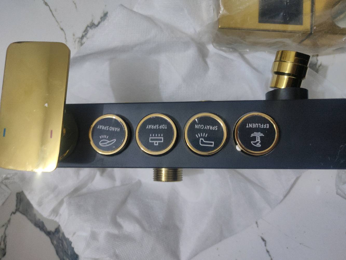 مجموعة دوش فاخرة بمزيج أناقته من الذهبي والأسود، مثالية لإضفاء لمسة مميزة على حمامك. تحتوي المجموعة على دش علوي مربع مع خيارات متعددة للرذاذ، وحوض استحمام بمرشة يد ومقبض تحكم ذهبي أنيق. المجموعة مصنوعة من مواد عالي الجودة لضمان المتانة وطول الأمد.