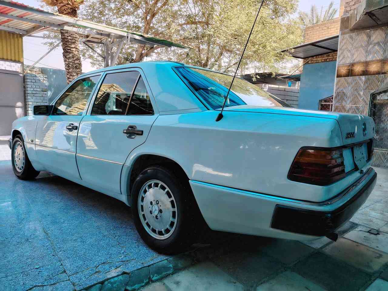 السلام عليكم مارسدس دب  موديل 92 للبيع سعرها 55 وبيها مجال قليل قواعد سليمة السيارة كلها بلاد طخم تاير جديد مكينة وكير صارلهن سنة َ من مشدودات حدادية نص عمر مكاني ناصرية مركز   رقم  ***********
