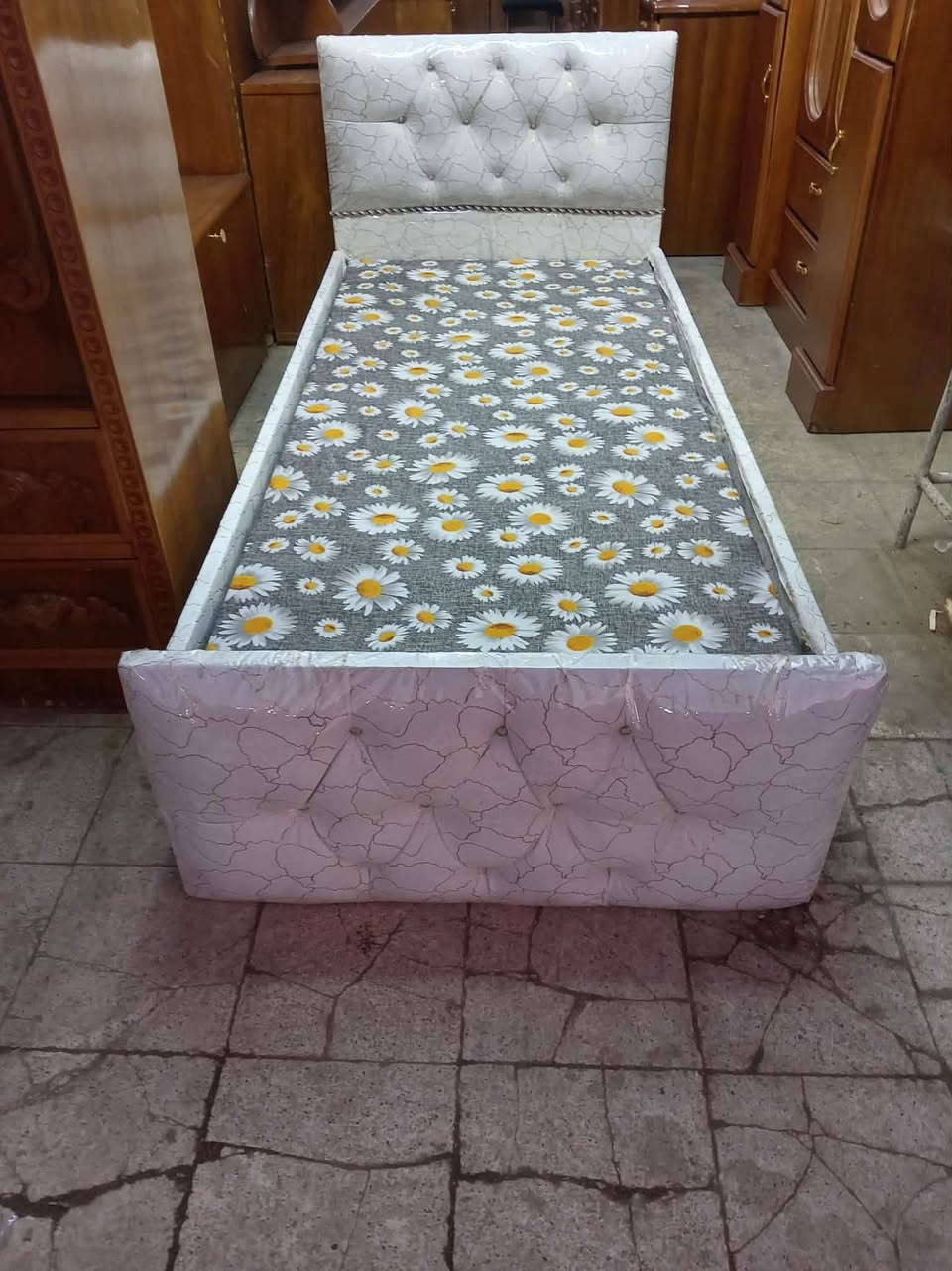 تخت نفر واحد صاج شغل توصي جدا نظيف السعر٧٥ تواصل خاص ***********
