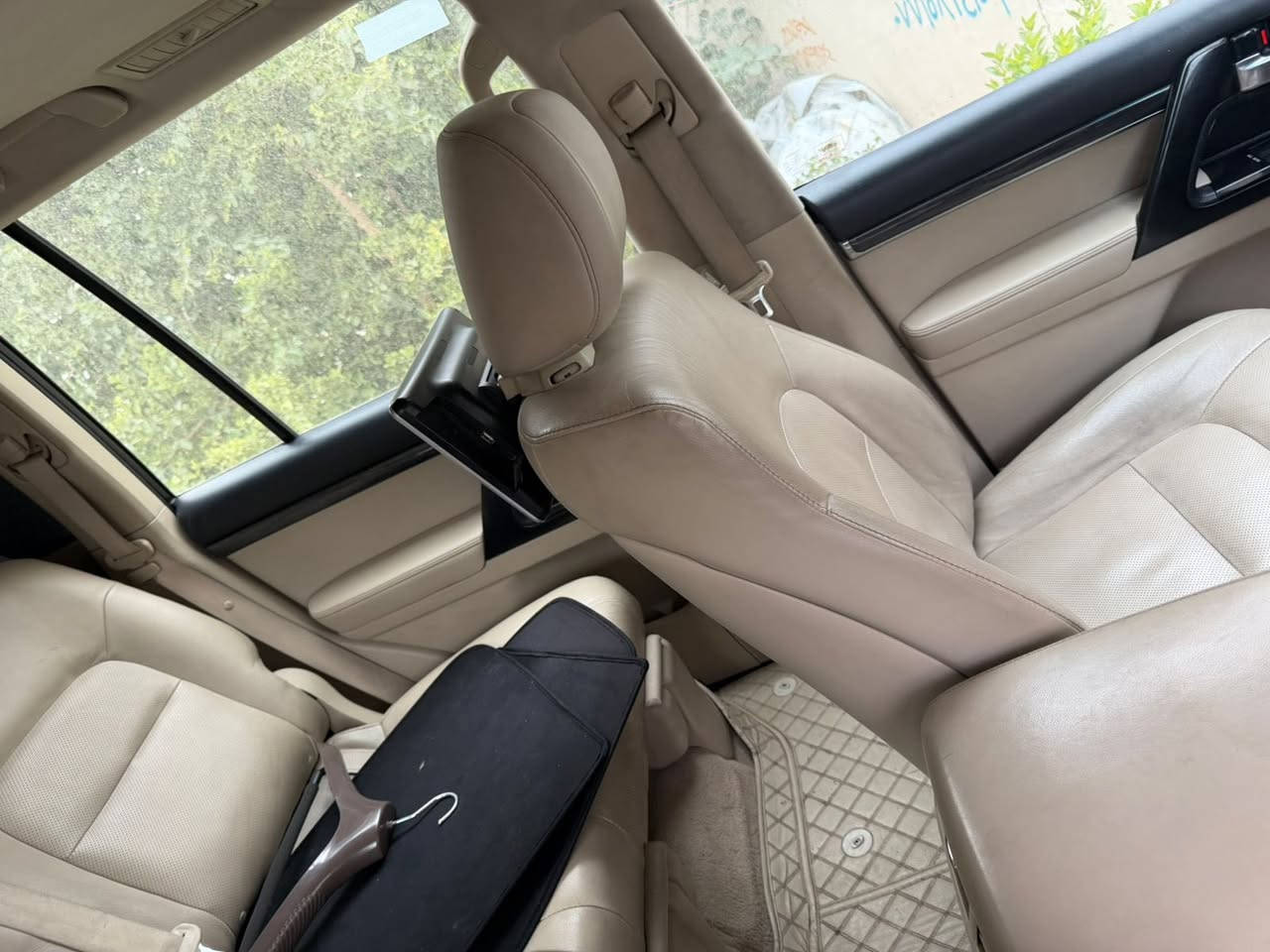 السلام عليكم🩸
لاند كروز (20)  ساز للبيع فقط 🫰🏻
سياره كفاله عامه ماعدا شخط صغير بحاملغ الامامي مبين بصوره وبل حقيقه احلى بعد🫶🏻
سياره نضافتها مبينه ماشيه(80)
عليها ادامه كامه مال شركه 
السعر (54)وبيها مجال 
مكاني المنصور 
رقم ***********
