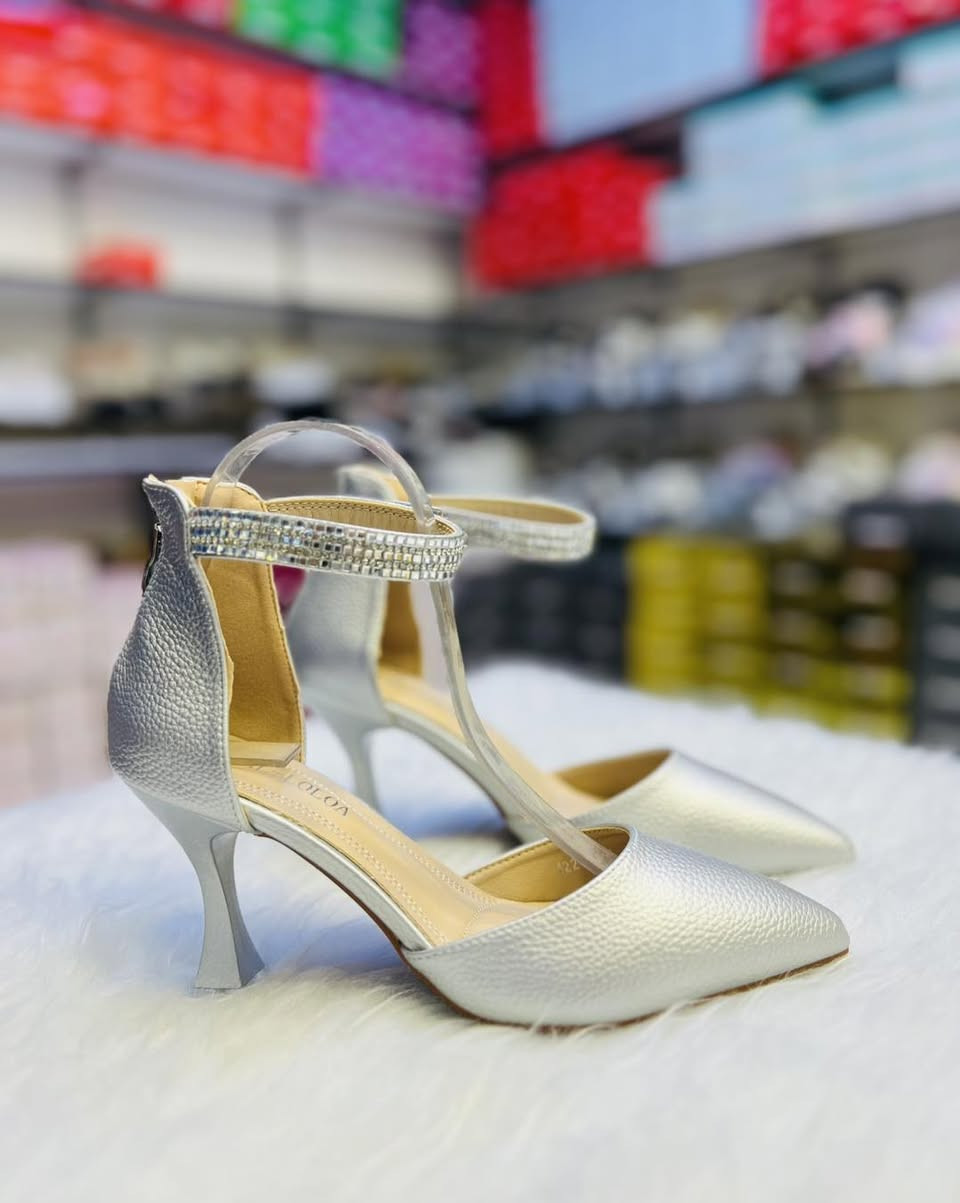 New colletion 🎀🛍️
حذاء نسائي  
كواليتي عالي جداً …. ‎
أحجام 36/37/38/39/40

———
التوصيل :
للتوصيل السريع اتصل عالرقم التالي ***********(( يوسف ))
توصيل الجانب الأيمن  2.000
توصيل الجانب الأيسر 2.000
توصيل أقضية ونواحي الموصل 4.000
توصيل بغداد 4.000
توصيل لجميع محافظات العراق 4.000
ملاحظة … توصيلنا بنفس اليوم وعند الطلب نبعث لكم اكثر من قياس حتى لا يصير أشكال في الطلب 

———
العنوان:
موصل / الجانب الأيمن / حي 17 تموز / عمارة الروان
داخل القيصرية / مجاور جامع بركة الرحمن
