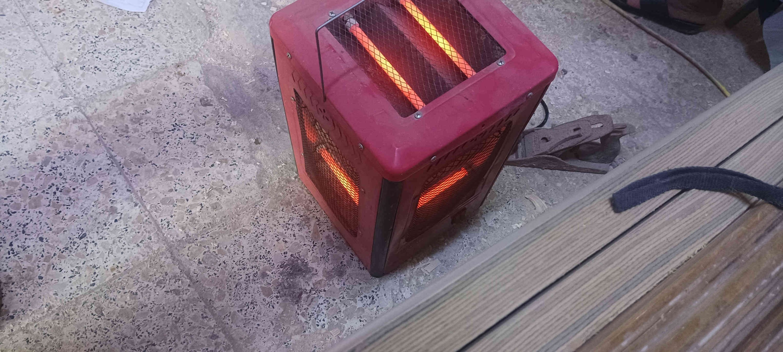 للبيع حلة ثورة قرب جامع الحيدري للاستفسار ***********. رقم بي واتساب
