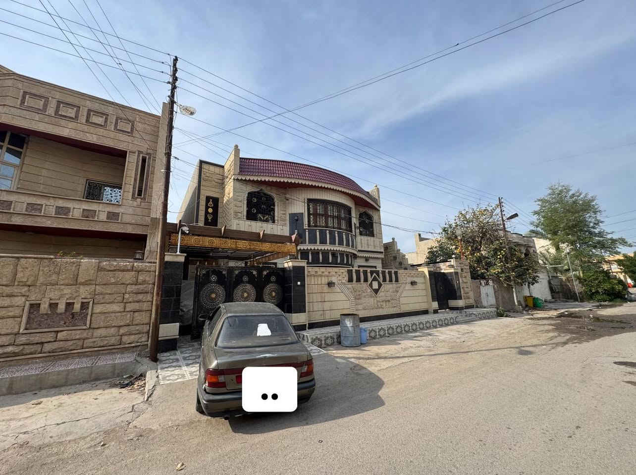 السلام عليكم من رخصه الادمن بيت للبيع  خلف البلدية قرب الاطباء مساحة واجهة 15 نزال 20 علماً هيه قطعة مساحتها 636قسمناها بل نص يعني النزال اكثر من 20 
تفاصيل 
5غرف نوم 
استقبال 
هول 
موزع 
حمامات تواليت  داخلي 
حمام تواليت مشترك  طابق ثاني 
حمام سويت احد غرف النوم 
مخزن داخلي مخزن خارجي 
سيراميك كل البيت 
ارضيه مرمر ليلك 
سقوف ثانوية 
جبس بورك 
سستم كامرات دفن 
قمرية خشابي احطاطه 
كراج عدد 2
حديقة واسعه 
واجها حلان مرمر بل كامل 
بناء طابوق 
كهربائيات vip
بناء البيت 2023

للستفسار خاص او ***********
