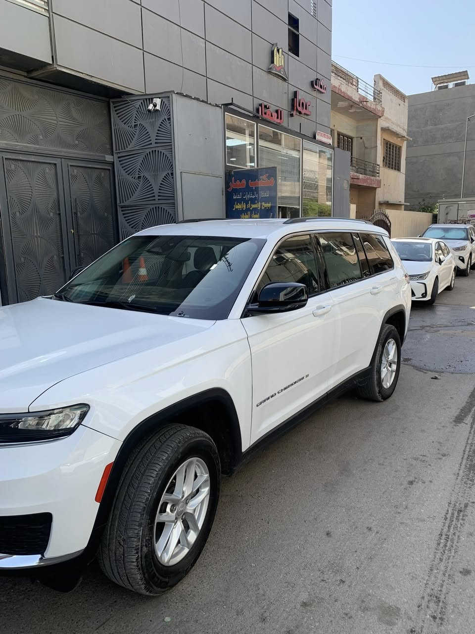 سلام عليكم اخوان جيب كراند شيروكي موديل 2023 للبيع السيارة على ايدينة استخدام شخصي حيل نظيفة
السيارة ٧ راكب و ٣ قطع تبريد و رادار امامي و مانع اصتدام
مثبت مسار حساسات امامي خلفي صندوق مكرباء تشغيل عن بعد و بعد بيها موصفات معروفة  
السيارة رقم بغداد الجديد ب اسمي 
مكان السيارة بغداد/الاعظمية
السعر:270 ورقة و بيها مجال 
للاتصال: *********** متوفر واتس اب على الرقم

