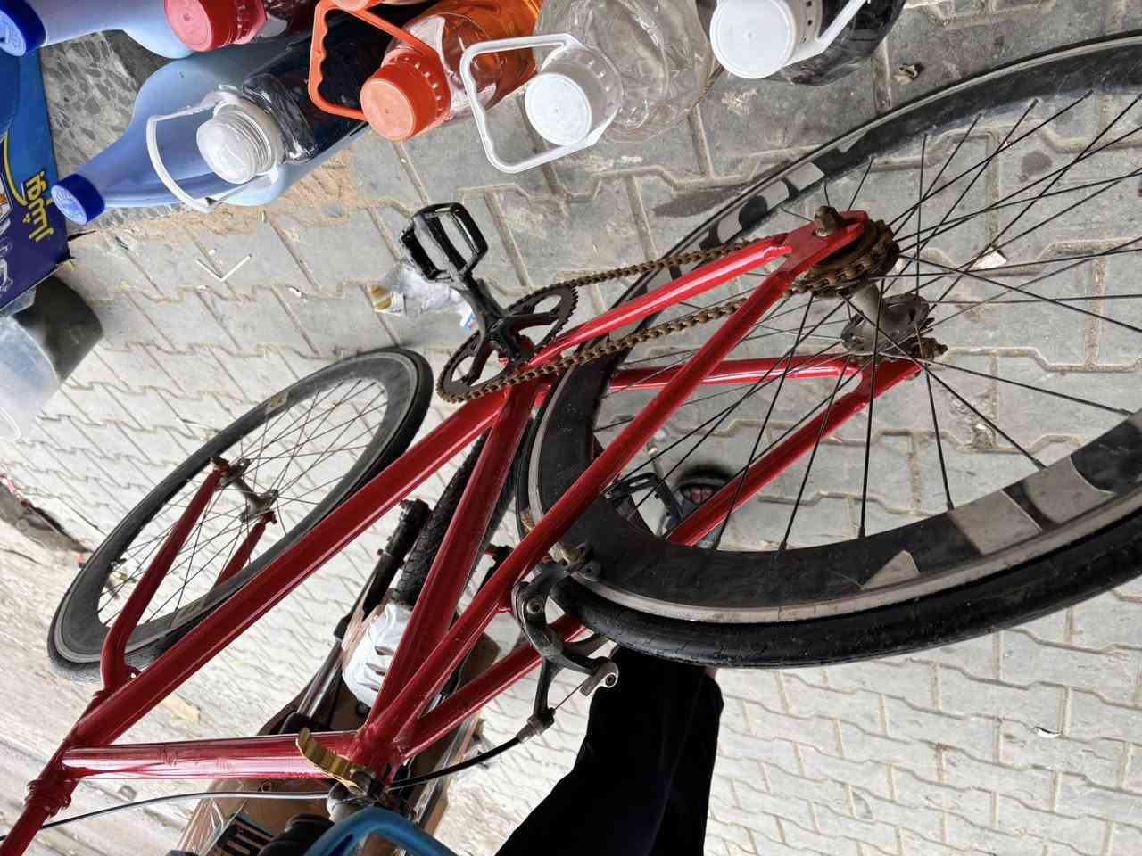 سلام وعليكم بايسكل سباق للبيع اصلي شركه عالميه بس صبغته راحت الشركه الي عله الجسد شركه في الويل موجوده بايسكل كامل مكمل فقط مصبوغ فرن صباغ الي صابغه قفله 50 من الأخير  الاتصال ***********
مكاني بصره تقاطع الكزيزه
