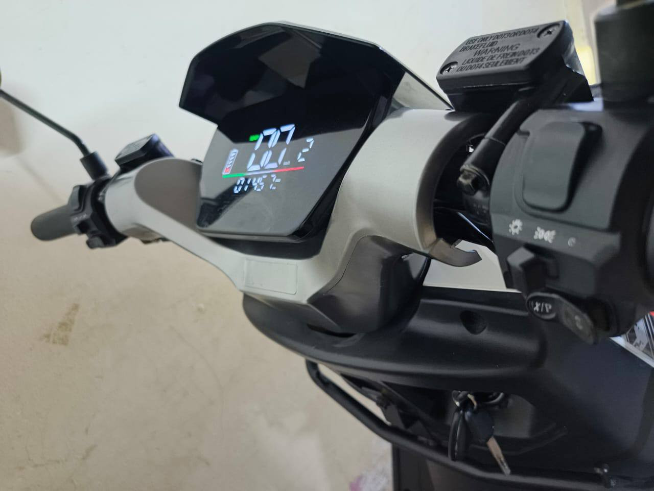 السلام عليكم حبايبب دراجه سكنس مدرع ام عيون مديل 2025 للبيع دراجه جديده شخط واحد مابيها مكفوله كفاله عامه وصل الشراء موجود
تفاصيل الدراجه 
شاشه تاب ذميه لكشف العطال ولتنبيهات
بريك امامي خلفي دسك هايدروليك 
حساس بريك امامي خلفي
لايت عالي ناصي زنون
بك لايت خلفي لد
دبل اشاره لد ليزري
نضام بك الرجوع الى الخلف
نضام بارك 
مثبت سرعه
ملف الدراجه 2000
عدد البطاريات 6 مصطره الحجم الكبير
تقطع مسافه بل شحنه الوحده 70 كيلو حقيقي 
شاحنه تدعم الشحن السريع وليقاف الذاتي عند امتلاء البطاريه
درع محيطي 380د لحمايه الدراجه
تايرات جلاتين جبلي حجم 12
الشراي يتفضل خاص او التصال عله الرقم***********
مكان الدراجه بغداد ساحت عدن سعر الدراجه800 بيها مجال
