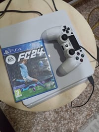 بلي فور للبيع كامل ملحقات بلي نضيف عل فحص  وياه ثنين يدات وفيفا 24 وكر...