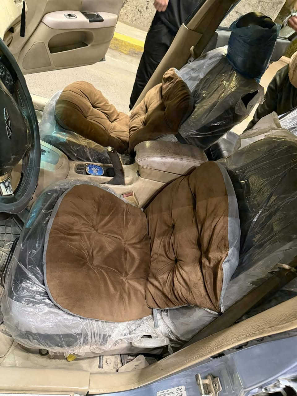 شيري a5موديل 2010 كير ومحرك كامري ابو الكف السياره كيره ومحركه وصدره بشرط كله جديد بتري جديد منضومه بانزين كله جديد مبدل دوشمه جديد رقمه وهزته جديده تحويل ثاني يوم شادله منضومه تبريد كامله سياره مناقصه شي عارضه با٣٤وبيه مجال للشراي 
للتواصل على الرقم التالي:
***********
