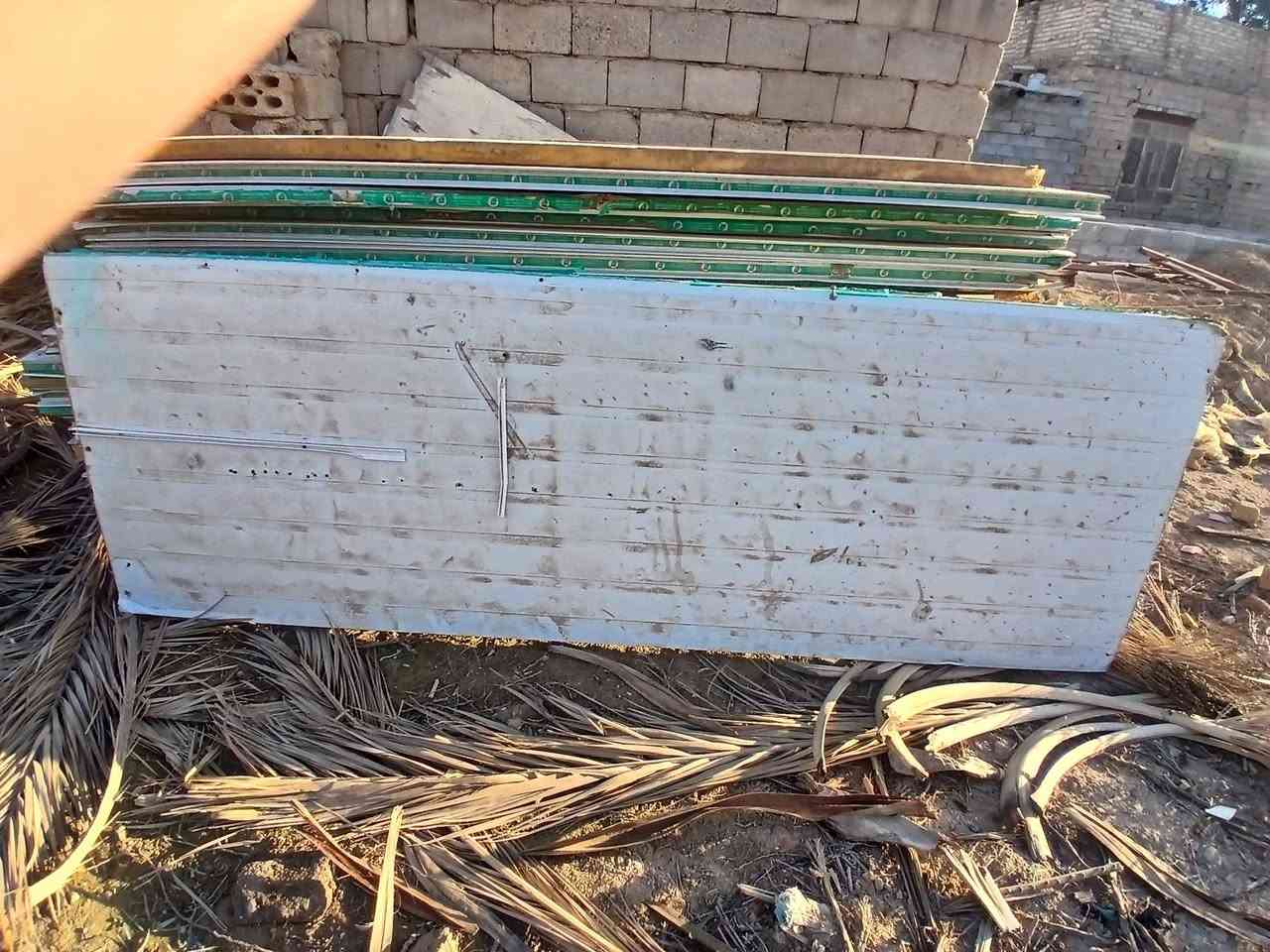 سندويش 20 قطعة طول الوحدة  3 متر بالاضافة الى كصات تقريبا 5 قطع . المتر ب7 الاف .
+ جكات بناء العدد 10 
الجك ب10 الاف .
العنوان قضاء النصر .‏
اتصال واستفسار ‪0774 853 7710‬‏
