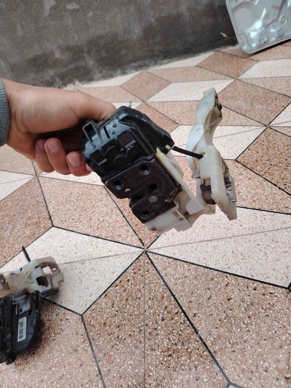 السلام عليكم شباب
غراض انتره مقدس لبيع كلهن جدد مال حاويه
مكاين مال جام عدد 3 أماميات 2  وحده خلفيه
بك لايت صفحت اليمنه
يدات داخليه تخم
قفالت بيبان 2 صفحت السايق أمامي والخلفي
مواطير جام تخم  مكاني دوانيه  ***********.
