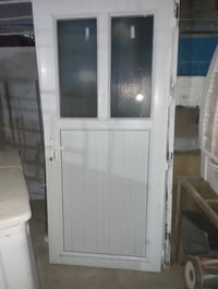 باب بلاستك • عرض ٩٨ • طول ٢٫٣م