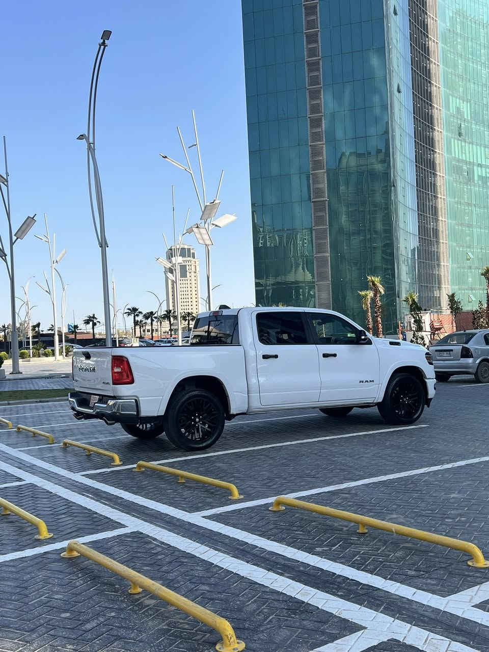 🔥 RAM 1500 موديل 2025 🔥
🚨 غير متوفر عالفيس بوك – متوفر حالياً

▪️ موديل: 2025
▪️ الوارد: أمريكي
▪️ ترقيم: شمالي
▪️ الحالة: بدون صبغ
▪️ الممشى: 15 ألف فقط
▪️ اللون: مميز جداً
▪️ البودي: قصير – باب كبير (Crew Cab)
▪️ الدفع: دبل أكسن 4×4

⚙️ المحرك:
 • 6 سلندر توين تيربو Hurricane
 • قوة تقريباً 420 حصان 🚀  ￼
 • قير أوتوماتيك 8 سرعات

✨ المواصفات:
1️⃣ شاشة كبيرة
2️⃣ كاميرا خلفية + حساسات
3️⃣ تشغيل بصمة
4️⃣ دخول ذكي
5️⃣ تحكم مقود
6️⃣ كروز كنترول
7️⃣ مصابيح LED
8️⃣ نظام ثبات إلكتروني
9️⃣ مكيف قوي
🔟 جنوط رياضية

💎 السيارة طيارة ما شاء الله – مرتبة جداً وجاهزة

💰 السعر: 325
وقابل للتفاوض بحدود المعقول

📞 للاستفسار:
***********

🔗 رابط الكروب:
https://chat.whatsapp.com/EDt5rlTuPdfCvNySuhJZE1?mode=hq2tcli
