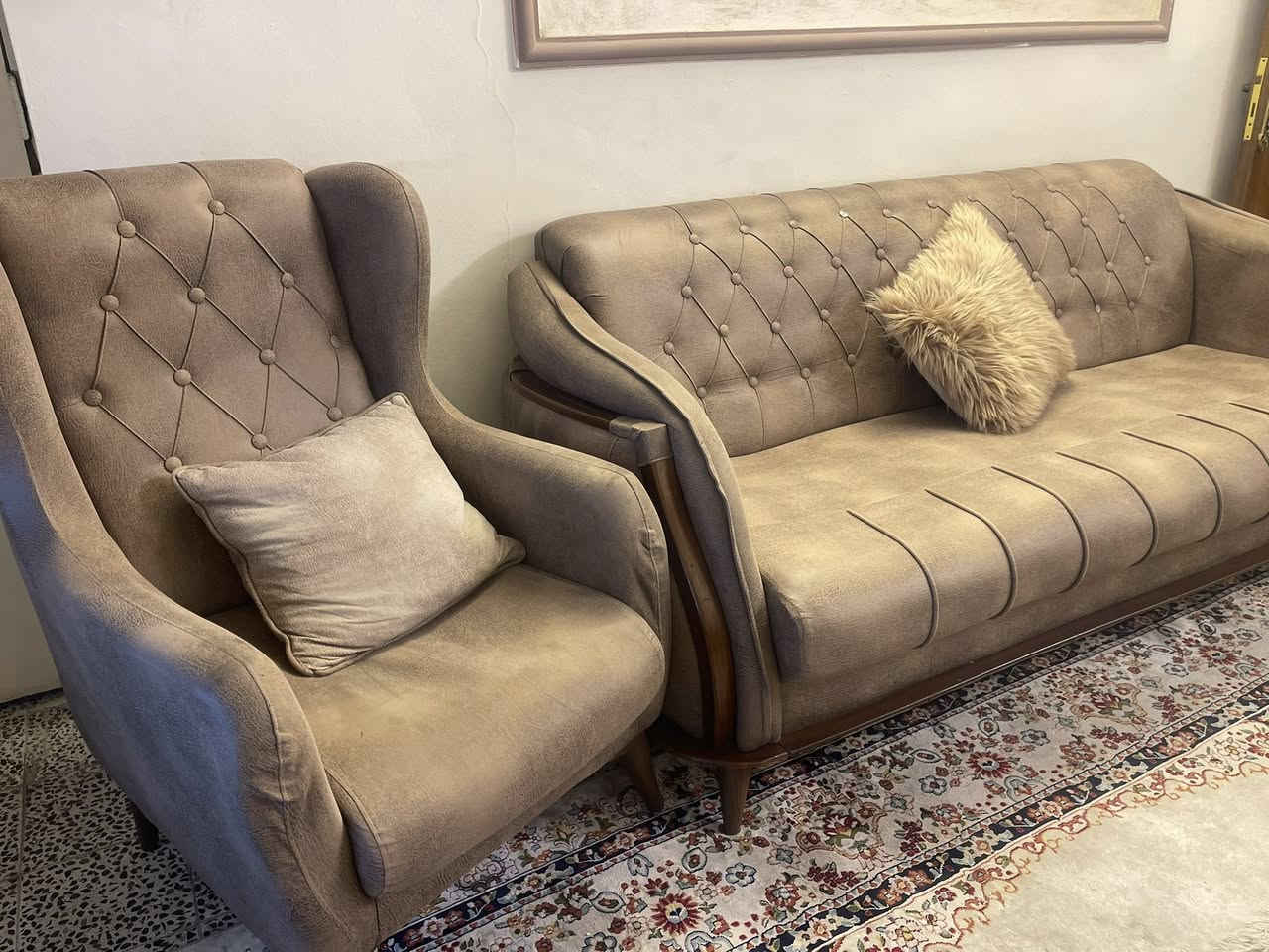 ميز مع كراسي وتخم قنفات مع طبلات ووسطيه نظيفات السعر 550 الف *********** بغداد
