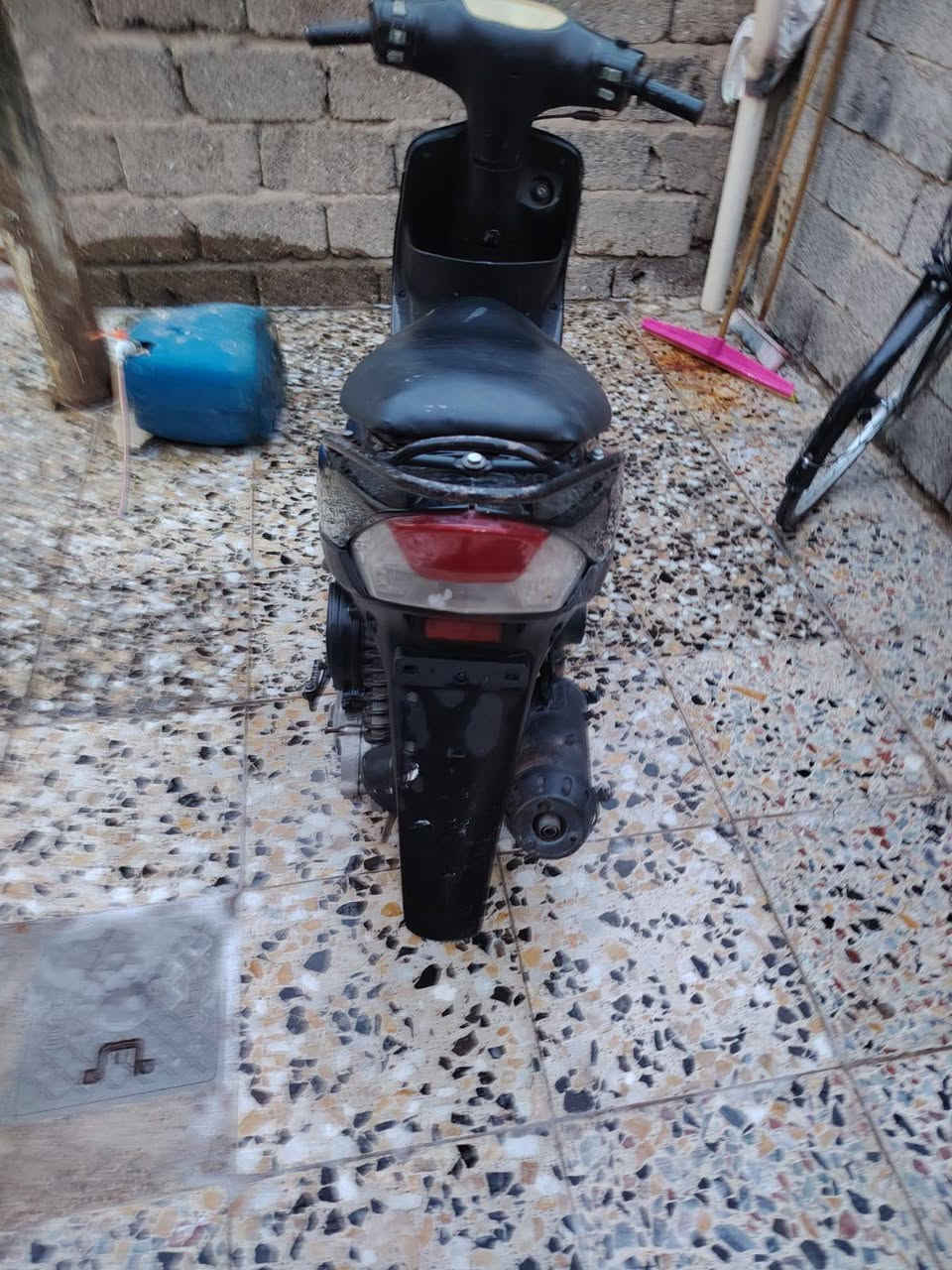 دراجه للبيع محرك نضيف بدون اوراق   بس الهندر خارط السعر 300الف وبيها مجال مكاني بغداد الحسينيه المعامل ***********
