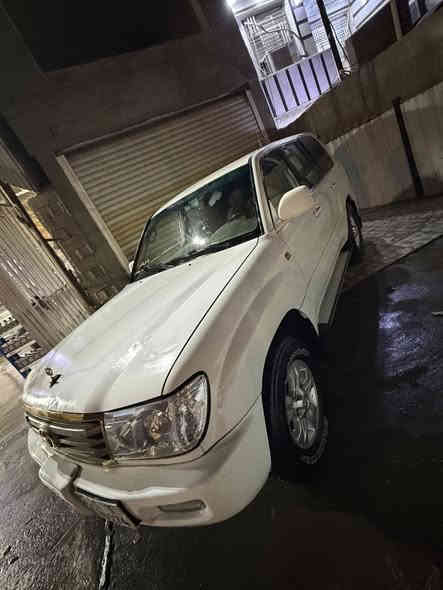 السلام عليكم 
لاند كروز 2005 قطري 🇶🇦 مكفوله كفاله عامه بيها كم قطعه بارد فقط فقط السياره كير عادي سبير علاك فتحه بالقماره ثلاجه بالجكمجه شاشه كامره رقم الجديد بسمي تحويل بنفس اليوم تخم تاير دلوب منضومه زنون كامله عالي ناصي 
مكان السياره بغداد 📍
رقم راعي السياره *********** 
معروضه 200
