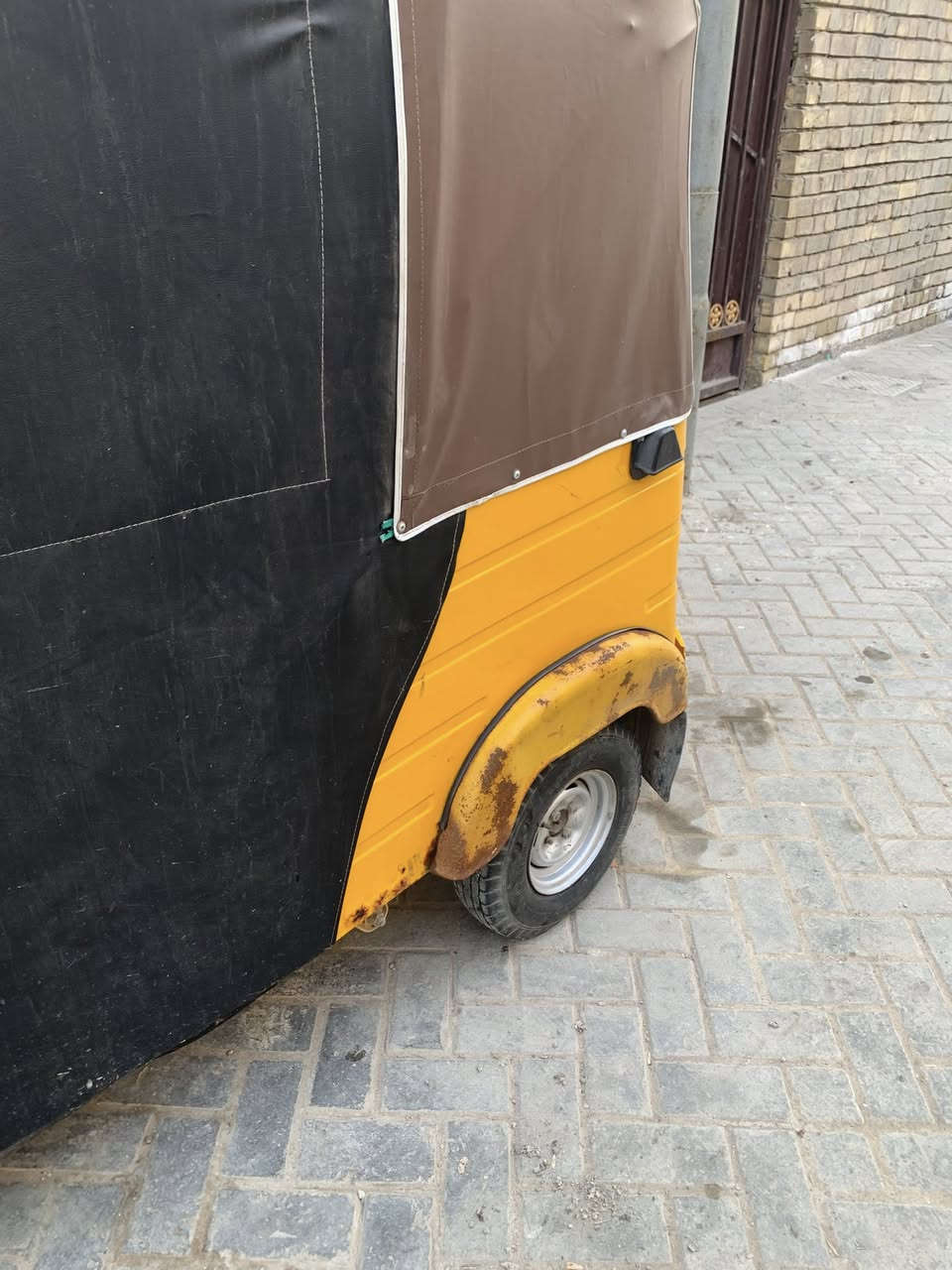 سلام عليكم تكتك البيع موديل 2019 رقم وسنويه بسمي مكفواله من الصبغ العنوان بغداد رقم ***********
