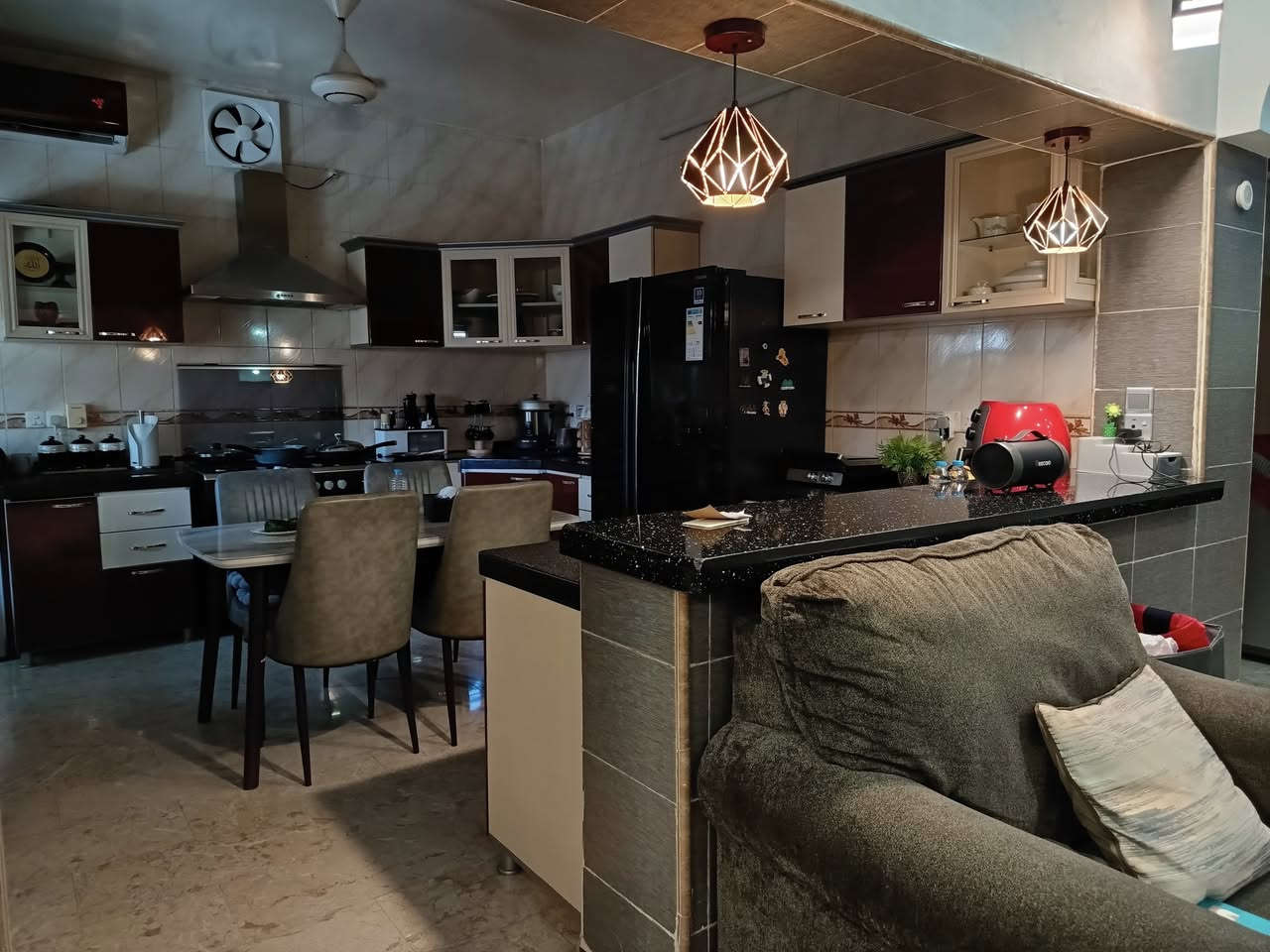 دار للبيع في حي الجزائر شارع المطاعم مساحة 600م²
*********** هذا رقم صاحب البيت 
فرع گصابية لحوم الجزائر ثاني باب على اليسار
