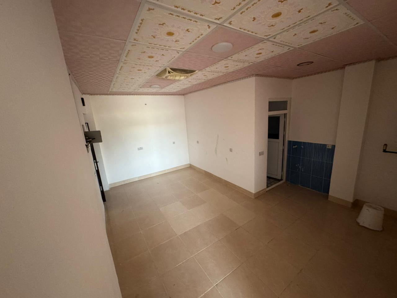 🔴🟣⚪️ 📢اعـــــلان……📣مــن مــكتــب آرام للعــقار………..#جاهز #للسكن يصلح للعيادات او المكاتب
 شـقـتـيـن   لــــلإيـــجـــار داخـل السوق بشارع المصرف     ……………
تفاصيل الشقة مطبخ و غرفة نوم و صالة مع صحيات مشتركة سقف ثانوي كاشي بناء حديث و الشقة كلش نظيفة مثل ما واضح بصورة ثنينهم نفس مواصفات بس الشقة الاولى بيها بلكون ع شارع مصرف 🔸 

🔴 السعر :  250 الف ديناراً

‏💡🆕اسرع وتـواصـل معنا واعـرض عـقارك وانت مرتاح للـبـيع او لـلايجــار 👨🏻‍💻في كـافـة مـنـاطـق خـانــقـيــن🌎

نـسـتـقـبـل جمـيـع عـروضـاتـكـم 🆒
.....................................
لـلاسـتـفـسـار اكـثـر مراجعة مـكـتــب آرام للــعقــار فـي الـمزرعـة خلــف جـامـع الهـدايـة 📍

او الاتـصـال على الارقام التاليه او ارسال رساله للصفحة ✉️

📞____*********** 📞
