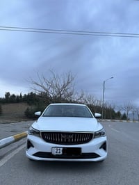 جیلی ئێم گراند  ٢٠٢٥ فول مواسەفات ٢٥٠٠کیلۆمەتر ڕۆشتوە سەیارەکە ڕەقەم ک...