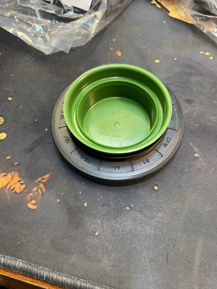 متوفر 5 قطع / سعر القطعة 8 الاف 
متوفر توصيل جميع المحافضات 5 الاف 
اذا شلع ب40 الف مع التوصيل 

القطعة الموجودة في الصورة هي مانع تسرب زيت (صوفا) لعمود الدوران في الترس التفاضلي (الديفرنشل) الخاص بسيارات BMW، وتحمل رقم القطعة الأصلي 33 10 7 505 603.
تُعرف هذه القطعة أيضاً باسم "صوفة العكوس" أو "مانع تسرب مخرجات الدفرنس"، ووظيفتها الأساسية هي منع تسرب الزيت من الترس التفاضلي الخلفي. 
تفاصيل القطعة:
المُصنع: شركة BMW الأصلية (صنع في ألمانيا).
المقاسات: القطر الداخلي 44 ملم، القطر الخارجي 78 ملم، والسماكة 10 ملم.
المكونات: تأتي مزودة بحلقة قفل (Lock Ring) لضمان التثبيت. 
السيارات المتوافقة:
هذه القطعة متوافقة مع مجموعة واسعة من طرازات BMW، ومنها: 
الفئة الثالثة: (E46, E90, E91, E92, E93, F30, F31, F34).
الفئة الأولى والثانية والرابعة: (E81, E82, E87, E88, F20, F21, F22, F23, F32, F33, F36).
فئات X: (X1 E84, X3 E83/G01, X4 G02, X5 2022).
فئة Z: (Z4 E85).


**إذا كنت صاحب هذا الإعلان وتريد حذفه لأي سبب، رجاءا أرسل رسالة إلى الدعم الفني**