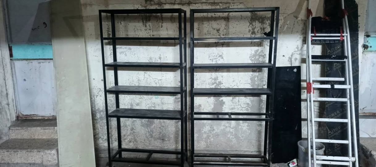 ارفر حديد صب مع براد طول متر ونصف و عارضة مشاريب للبيع البراد والعارضة شرط شغالات السعر على الخاص ***********
