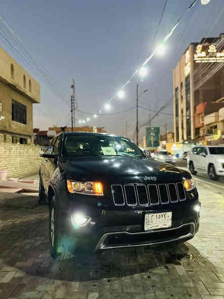 سلام عليكم للبيع جيب موديل 2015 فئة لمتد وارد امريكي حادثها بابين جهة الصدر مبدلات نفس اللون يعني السياره مكفولة من الصبغ فقط بالدوسة شوية تصليح وصبغ من جوة ايرباك بردة فقط سيارة مال بيت وعلى ايد وحدة صارلها 8 سنوات صيانتها مستمرة وجاهزة خير من الله سياره ماشية 73 الف 
مواصفات السيارة
شاشة جبيرة
كامرة
حساسات خلفية
حساسات جانبية
تحكمات ستيرن
شفتات ستيرن
كشنات جلد 
كشنات كهرباء 
كشنات تدفئة
تشغيل عن بعد
صندوك كهرباء
لايتات زنون 
مكينة 3600 
اخوان كل تفاصيل السياره ذاكرهن وسنوار السياره موجود وية الصور  من تخابرني لترجع تسألني عليهن رحمه على اهلك السياره عارضها ب 195$ وبيها مجال  بسيط مكانها بغداد المنصور خاص موجود وهذا رقمي 
***********
