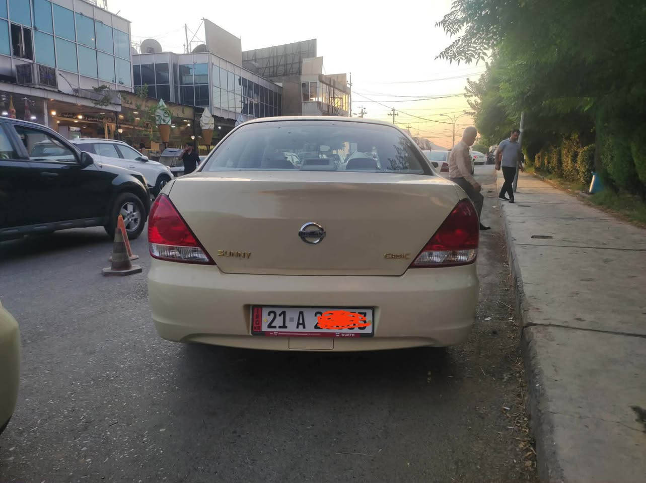 سەنی مۆدێل 2012 جەمپێکی پشتی هەیە بێ حەوز ..چەمەلاغی لای سەیاق بن دەرگەی سەیاق .. بۆنیتەکە یەک بست لەسەرێ بۆ خوارێ بۆیاغە نوکتەیەکی بەسیتی پێشی هەیە شایەنی باس نیە ..بەرە دەرگاکانی پەردەن ..چوار ویلی لۆکی بۆ بەستراوە ...سەیارەکە بەرچاوە  ناو داشویل و ناوی وەک شوشەیە ...سەنەوی تا زەیە ڕەقەمی تازەیە تا نزیک 2028  .. سعر 128 مەحامەلە  ژم  *********** رانية, السليمانية
