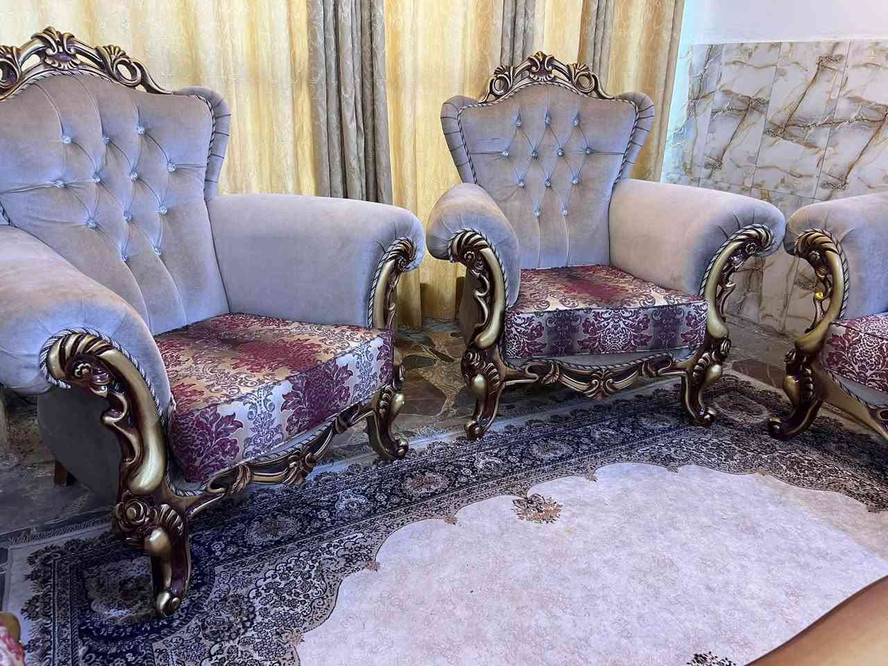 تخم تركي عشر مقاعد مع وسطيه خشب زان نظيف جداً مكانه المنصور ٩٠٠ ***********
