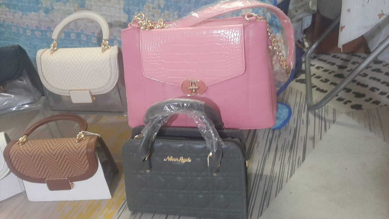 جنط ماركات للبيع جدد مع احذيه للبيع جدد قياسات متنوعه وأحجام متنوعه جدد للبيع كميه  الاسعار جوه السوك والجمله   الاحذيه قرابة ال 100 زوج    والجنط قرابة ال 70 جنطه المكان كربلاء اي استفسار ***********
