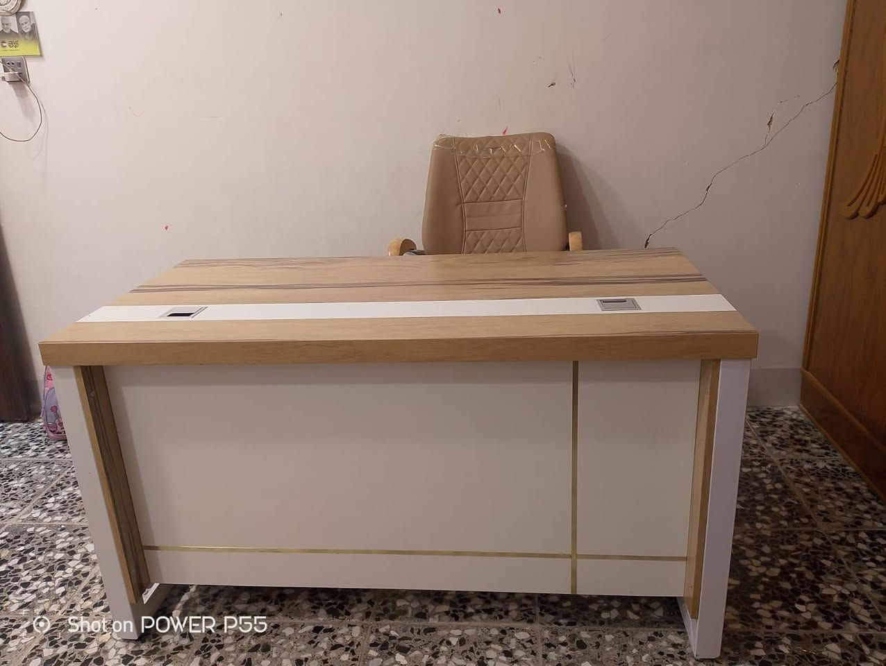 ميز مكتبي وكرسي للبيع استخدام قليل ارجل حديد 
السعر 250 مع الكرسي 
*********** للتواصل واتساب النجف, العراق
