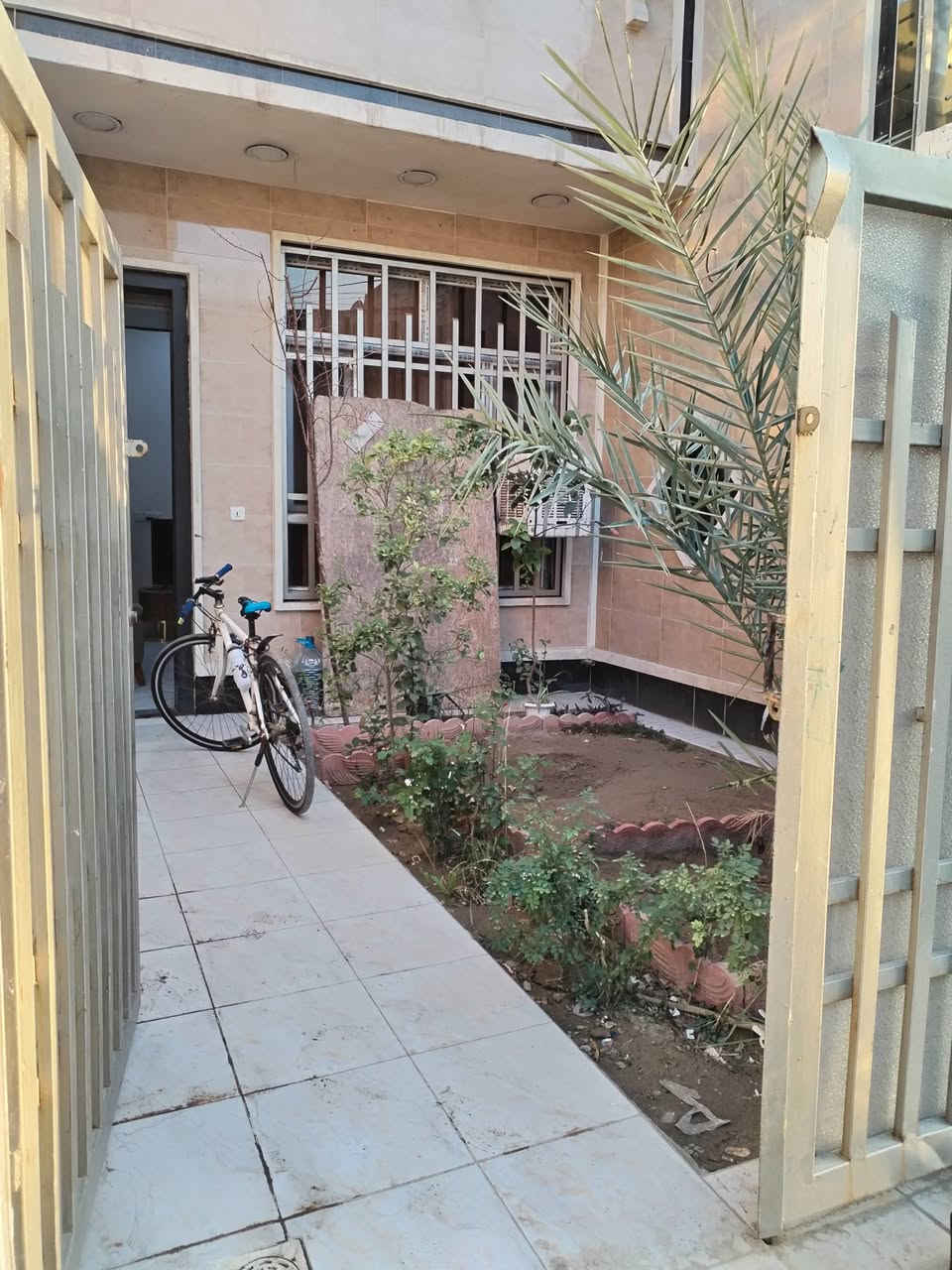 🛑🛑🛑للاستثمار🛑🛑🛑
يصلح ان يكون...

🛑عيادة أسنان

🛑او مختبر

🛑او مكتب

🛑او دار مؤثث سكني 

🛑موقع مميز حي البنوك شارع مركز القدس
🛑امام الدار عمارة تجارية متكونة من صيدلية ومختبر وعيادات لطب الأسنان
مساحة الدار 132م طابق واحد فقط يحوي بالمجموع 5غرف وصحيات عدد 2 بالإضافة للحديقة((( 3غرف نوم ))) 

للاتصال ***********
