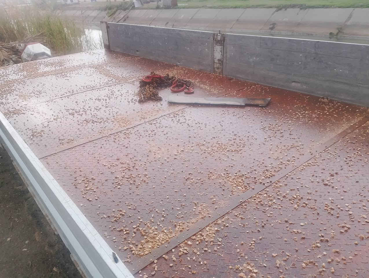 سلام عليكم بدي جناب للبيع المنيوم وارضيته بليت حديد نظافته 80 بالميه ب10اوراق وبي مجال طول 6متر عرض 250  
***********
